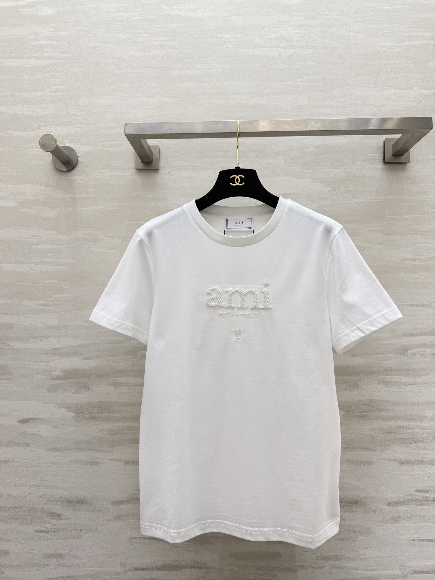 NO:796406,AMI's summer color palette is in place. The new spring and summer ami embroidered beaded short-sleeved T-shirt is available in four colors: white/yellow/blue/black. The basic style can also be worn to create a sense of excitement!  Three-dimensional logo embellishment, suitable for daily commuting and weekend outings!  Soft pure cotton skin-friendly fabric!  This summer's T-shirts are contracted by it ~ High-quality customization, available in stock first size S/M/L (S size shoulder width 39, bust 88, length 60),, T-shirt, tees, t-shirt,19860909AMI 夏日调色盘已就位 春夏新款 ami刺绣钉珠短袖T恤 白/黄/蓝/黑四色任选 基础款也能穿出心动感！立体logo点缀 日常通勤、周末出街都适配！软乎乎的纯棉亲肤面料！这个夏天的T恤被它承包啦～高品质定制 现货首发sizeS/M/L（s码肩宽39,胸围88,衣长60）,,T-shirt,tees，t-shirt,,Women's clothing