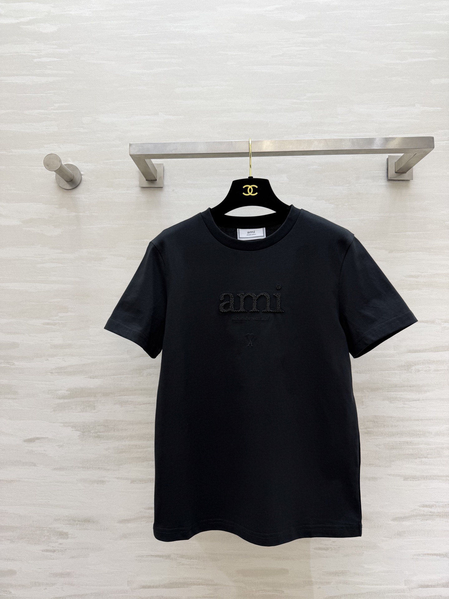 NO:778287,AMI's summer color palette is in place. The new spring and summer ami embroidered beaded short-sleeved T-shirt is available in four colors: white/yellow/blue/black. The basic style can also be worn to create a sense of excitement!  Three-dimensional logo embellishment, suitable for daily commuting and weekend outings!  Soft pure cotton skin-friendly fabric!  This summer's T-shirts are contracted by it ~ High-quality customization, available in stock first size S/M/L (S size shoulder width 39, bust 88, length 60), women's clothing, T-shirt, tees, t-shirt,19860909AMI 夏日调色盘已就位 春夏新款 ami刺绣钉珠短袖T恤 白/黄/蓝/黑四色任选 基础款也能穿出心动感！立体logo点缀 日常通勤、周末出街都适配！软乎乎的纯棉亲肤面料！这个夏天的T恤被它承包啦～高品质定制 现货首发sizeS/M/L（s码肩宽39,胸围88,衣长60）,女装,T-shirt,tees，t-shirt,,Women's clothing