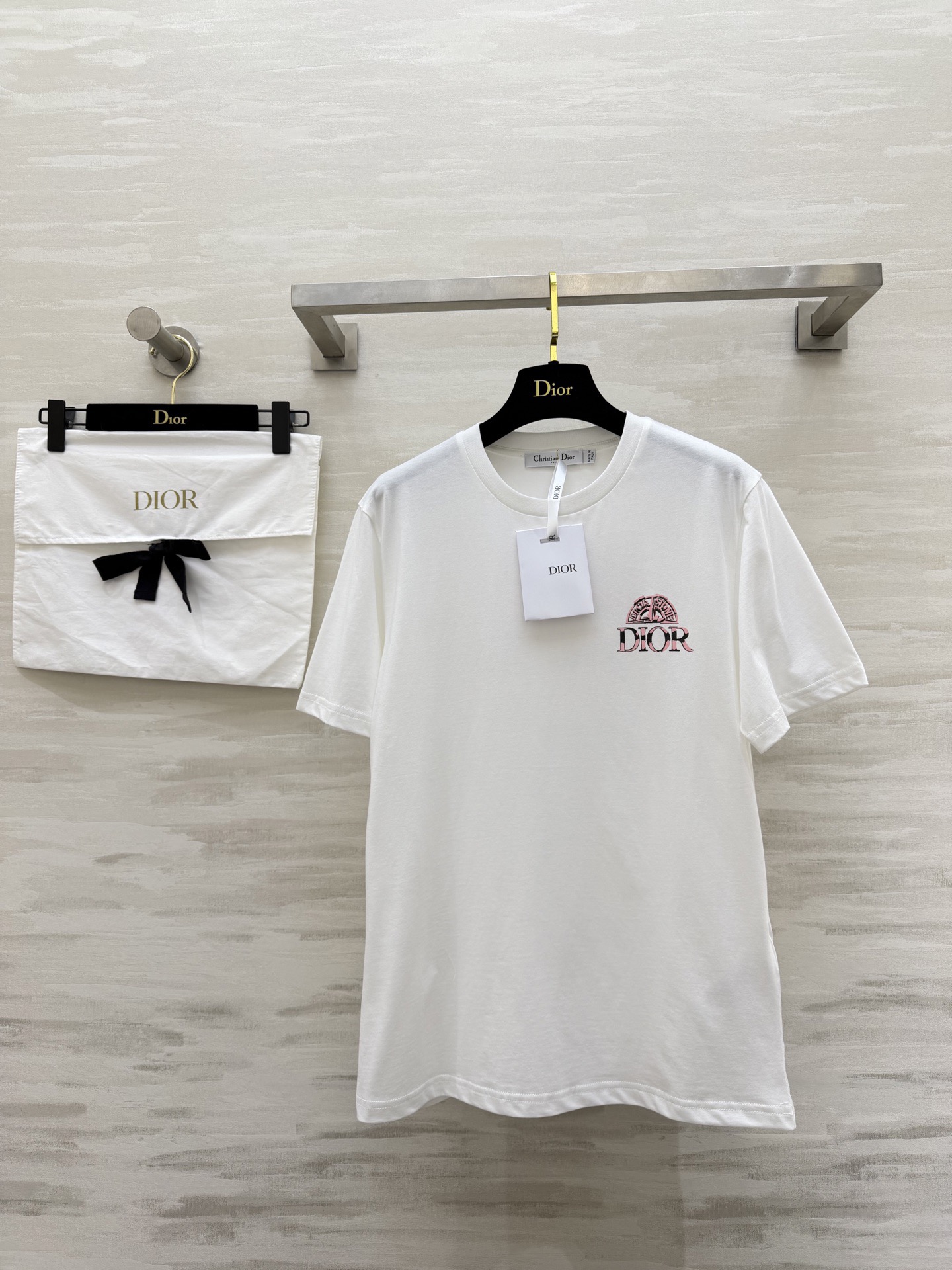 NO:796402,DIOR Limited Aesthetics | Wear elegance on your body. Exquisite logo printing embellishes the minimalist T. Soft, skin-friendly pure cotton fabric, with a relaxed and elegant feel. Pink/blue two-color printing, switch between gentleness and coolness with one click!  High-quality customization, available in stock first size S/M/L (S size shoulder width 43, bust 98, length 69),, dior,19860909DIOR 限定美学｜把优雅穿在身上 精致logo印花点缀极简T 柔和亲肤纯棉面料,自带松弛贵气感 粉/蓝双色印花,温柔与清冷一键切换！ 高品质定制 现货首发sizeS/M/L（s码肩宽43,胸围98,衣长69）,,dior,,Women's clothing