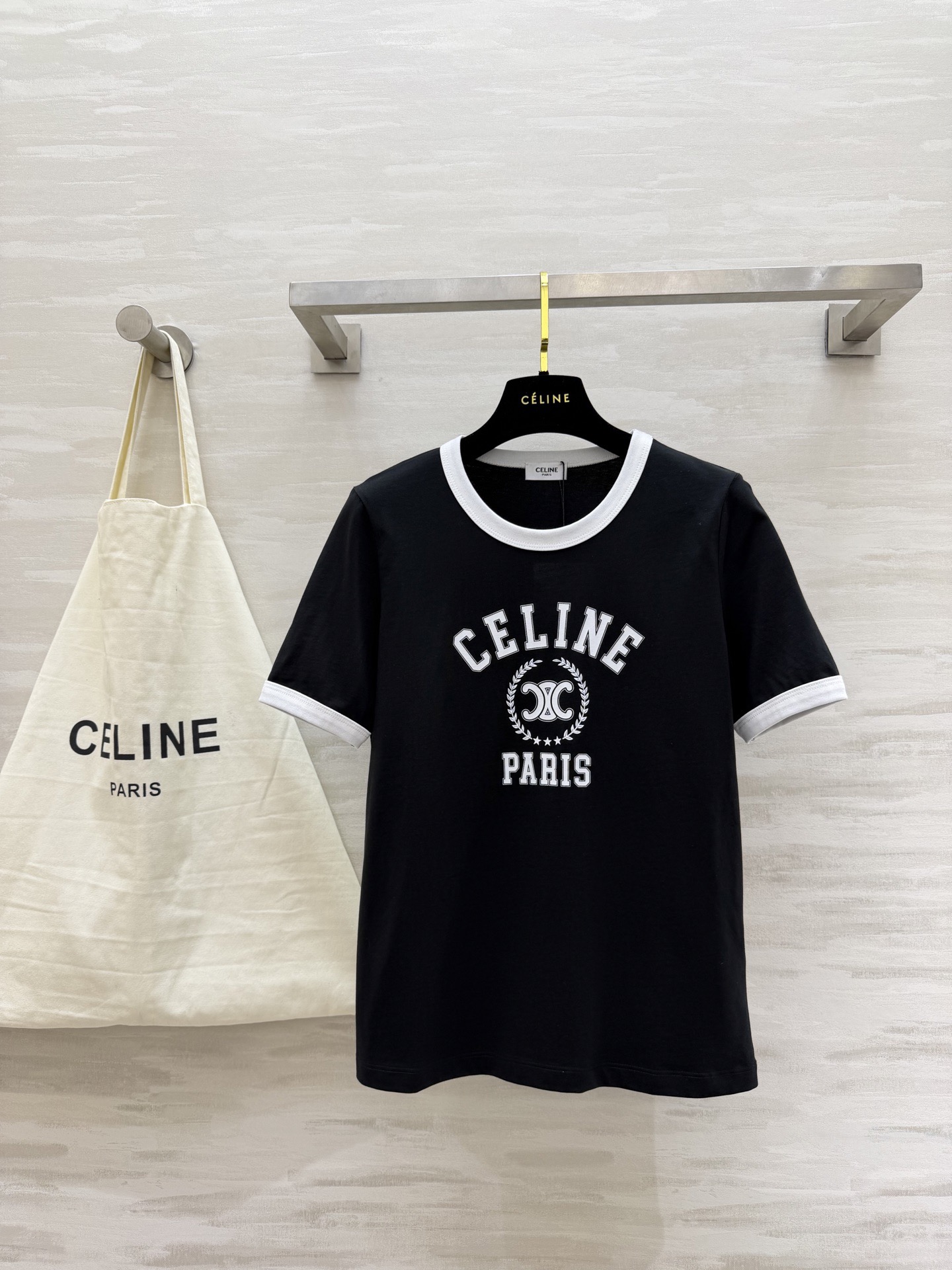 NO:778234,#Celin Spring and Summer New Style Retro Contrast Color T-shirt | Timeless French classic Contrast color edging outlines neat lines Arc de Triomphe print is low-key yet high-end Three colors are available to suit different styles!  Wearing alone is refreshing and casual. Stacking knitted cardigans adds more layers. Easily and effortlessly fashionable. High-quality customization. Available in stock first size S/M/L (S size shoulder width 36, bust 88, length 60), Celine-clothing, celine, celine, tees, t-shirt,19860909#Celin春夏新款 复古撞色T恤｜永不过时的法式经典 撞色包边勾勒利落线条 凯旋门印花低调又高级 三色可选适配不同风格！单穿清爽随性 叠穿针织开衫更显层次 轻松拿捏不费力的时髦感 高品质定制 现货首发sizeS/M/L（s码肩宽36,胸围88,衣长60）,赛琳-服装,celine,celine,tees，t-shirt,,Women's clothing