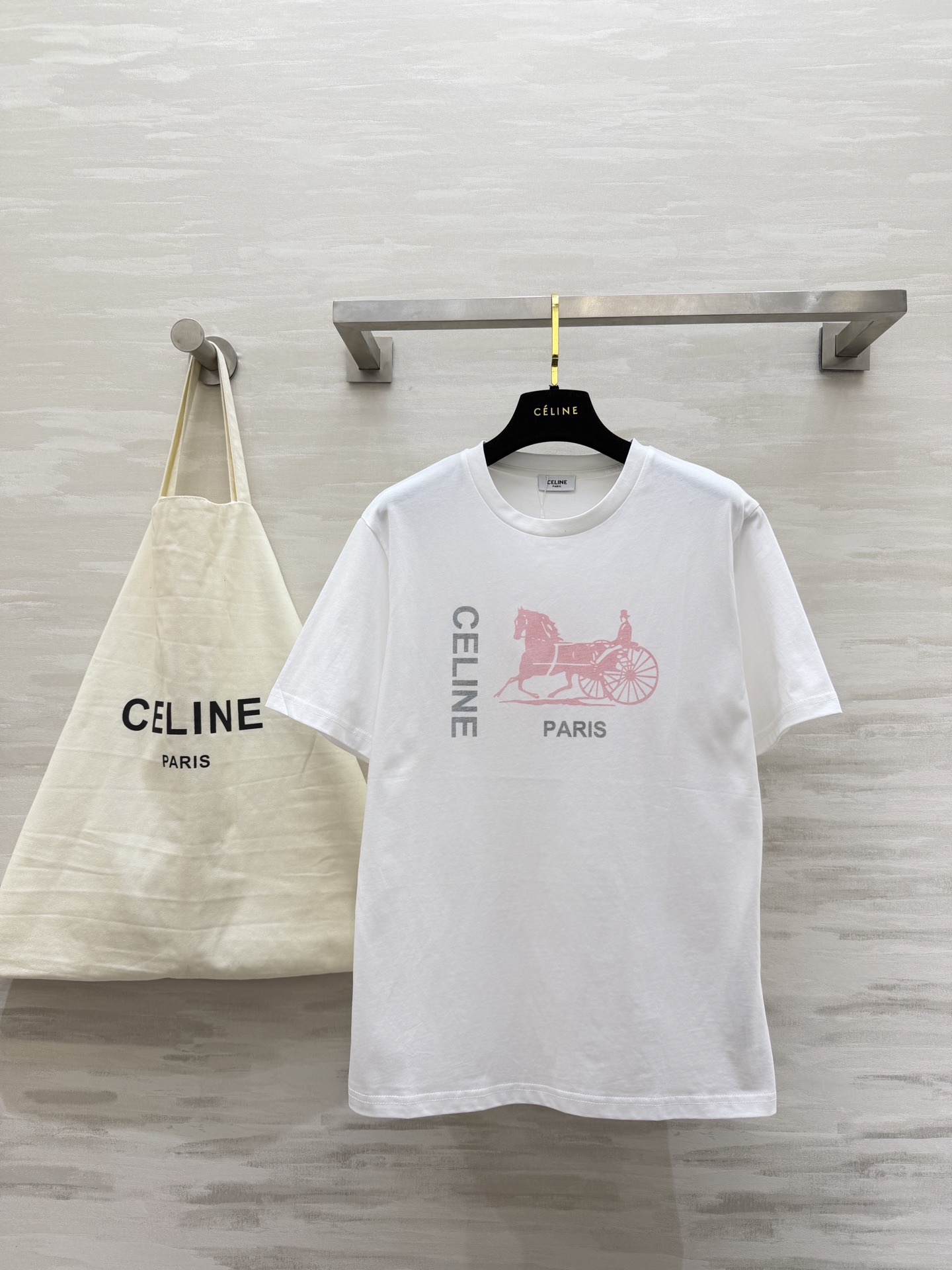 NO:778195,#Celin spring and summer new letter T-shirt soft fog milk white, full of high-end sense!  The classic brand letter printing is simple yet stylish. The outer layer is the Arc de Triomphe logo and the city's landmark print. It is full of design and makes people fall in love at first sight!  High-quality customization, available in stock first size S/M/L (S size shoulder width 42, bust 94, length 68), Celine-clothing, celine, celine, tees, t-shirt,19860909#Celin春夏新款字母T恤 软雾奶白 高级感拉满！经典的品牌字母印花 简约而不失格调 外层则是凯旋门logo与城市地标性印标 设计感满满 让人一眼就爱上！高品质定制 现货首发sizeS/M/L（s码肩宽42,胸围94,衣长68）,赛琳-服装,celine,celine,tees，t-shirt,,Women's clothing