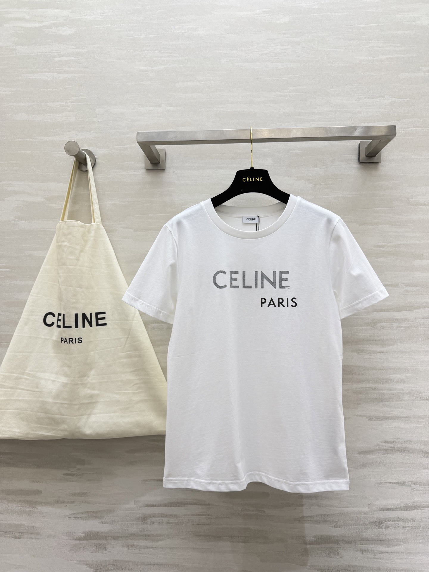 NO:778205,#CELINss TRIOMPHE printed T-shirt. Loose fit for a French lazy style. High-quality customization. Available now. SizeS/M/L (S size shoulder width 38, bust 90, length 65), Celine-clothing, celine, celine, tees, t-shirt,19860909#CELINss TRIOMPHE印花T恤 宽松版型穿出法式慵懒风 高品质定制 现货首发sizeS/M/L（s码肩宽38,胸围90,衣长65）,赛琳-服装,celine,celine,tees，t-shirt,,Women's clothing