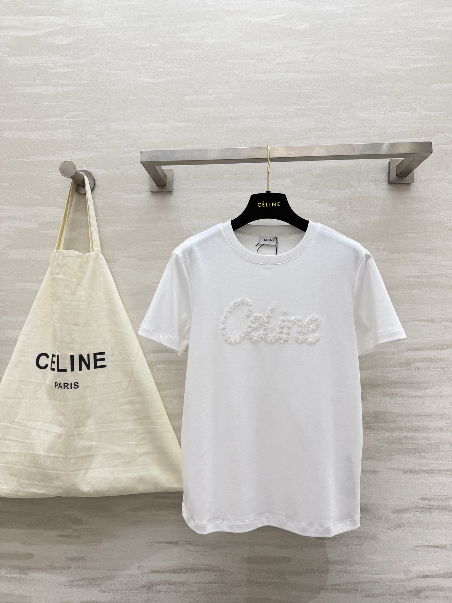 NO:796391,#Celinss beaded T-shirt | Wear exquisiteness on your body. Milky white is gentle and healing. Pure black is cool and high-end. Two colors are available to suit different styles!  Three-dimensional beaded logo highlights texture!  Pure cotton fabric is breathable and skin-friendly!  High-quality customization, available in stock first size S/M/L (S size shoulder width 38, bust 88, length 61), celine, tees, t-shirt,19860909#Celinss钉珠T恤｜把精致穿在身上 奶白温柔治愈 纯黑酷飒高级 双色可选适配不同风格！立体钉珠logo彰显质感！纯棉面料透气亲肤！高品质定制 现货首发sizeS/M/L（s码肩宽38,胸围88,衣长61）,,celine,tees，t-shirt,,Women's clothing