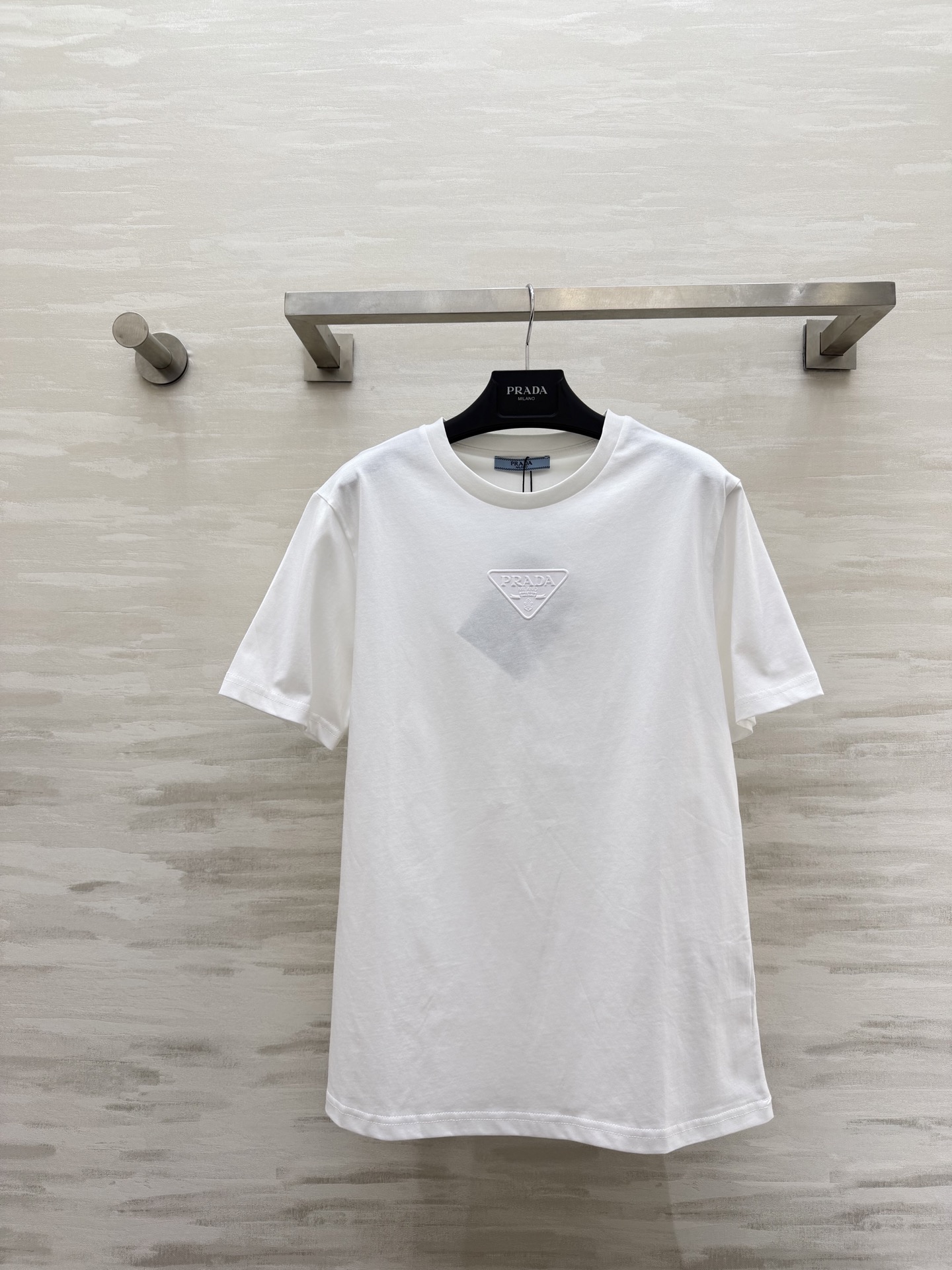 NO:796388,#Pradss classic triangle logo T-shirt welds a sense of luxury to your body!  Available in three colors: white/grey/black. The three-dimensional embossed logo is low-key yet noble!  Pure cotton fabric is breathable and skin-friendly, refreshing and casual. High-quality customization. Available in stock first size S/M/L (S size shoulder width 43, bust 94, length 67), prada, tees, t-shirt,19860909#Pradss经典三角标T恤 把高级感焊在身上！白/灰/黑三色可选 立体压印logo低调又显贵！纯棉面料透气亲肤 清爽随性 高品质定制 现货首发sizeS/M/L（s码肩宽43,胸围94,衣长67）,,prada,tees，t-shirt,,Women's clothing
