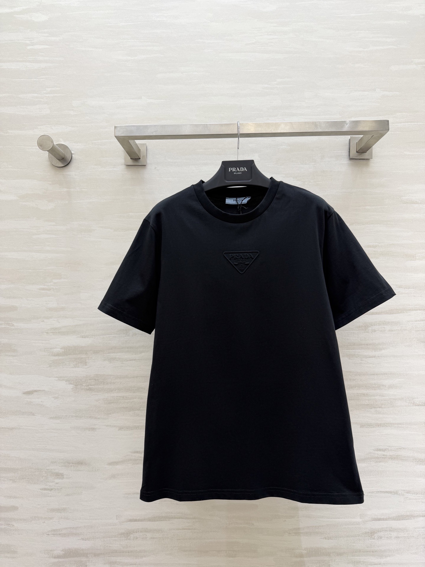 NO:778250,#Pradss classic triangle logo T-shirt welds a sense of luxury to your body!  Available in three colors: white/grey/black. The three-dimensional embossed logo is low-key yet noble!  Pure cotton fabric is breathable and skin-friendly, refreshing and casual. High-quality customization. Available in stock first size S/M/L (S size shoulder width 43, bust 94, length 67), Prada-clothing, prada, prada, tees, t-shirt,19860909#Pradss经典三角标T恤 把高级感焊在身上！白/灰/黑三色可选 立体压印logo低调又显贵！纯棉面料透气亲肤 清爽随性 高品质定制 现货首发sizeS/M/L（s码肩宽43,胸围94,衣长67）,普拉达-服装,prada,prada,tees，t-shirt,,Women's clothing