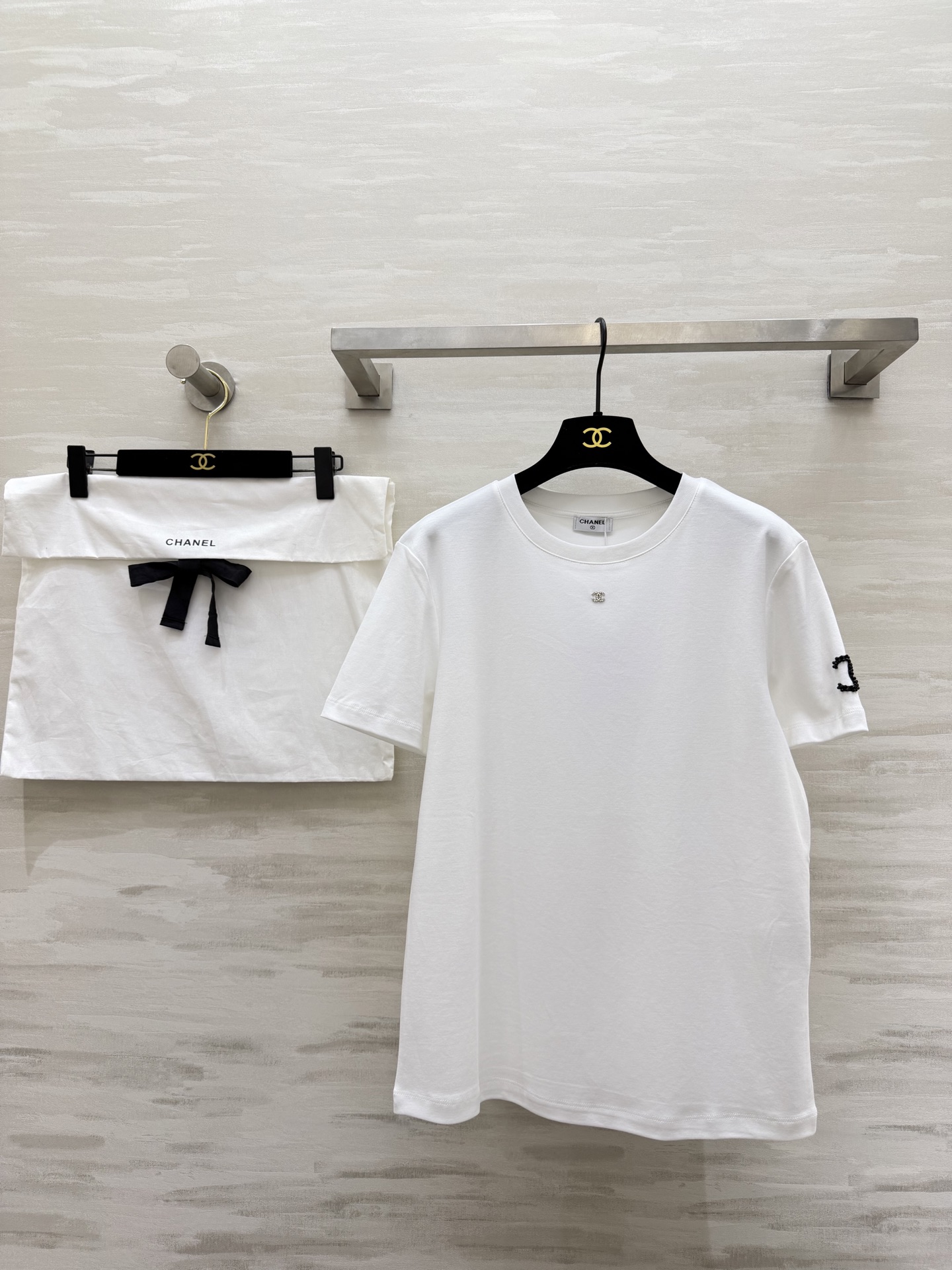 NO:796386,CHANEss classic double C beaded T-shirt is minimalist in tailoring. The high-end craftsmanship welds the sense of luxury to the body. The rhinestone double C on the chest and the beaded logo on the sleeves are low-key and noble. White/coffee/black three colors!  We’ll take care of your outfits for the entire spring and summer!  Commuting, dating, going out, whatever you wear, you will win!  High-quality customization. Available in stock now, size 36/38/40 (shoulder width 38 for size 36, bust 90, length 60), chanel, tees, t-shirt,19860909CHANEss经典双C钉珠T恤极简剪裁 高定工艺把高级感焊在身上 胸口水钻双C 袖身钉珠logo 低调又显贵 白/咖/黑三色！承包你一整个春夏的穿搭！通勤、约会、出街,随便穿都赢麻了！高品质定制 现货首发size36/38/40（36码肩宽38,胸围90,衣长60）,,chanel,tees，t-shirt,,Women's clothing