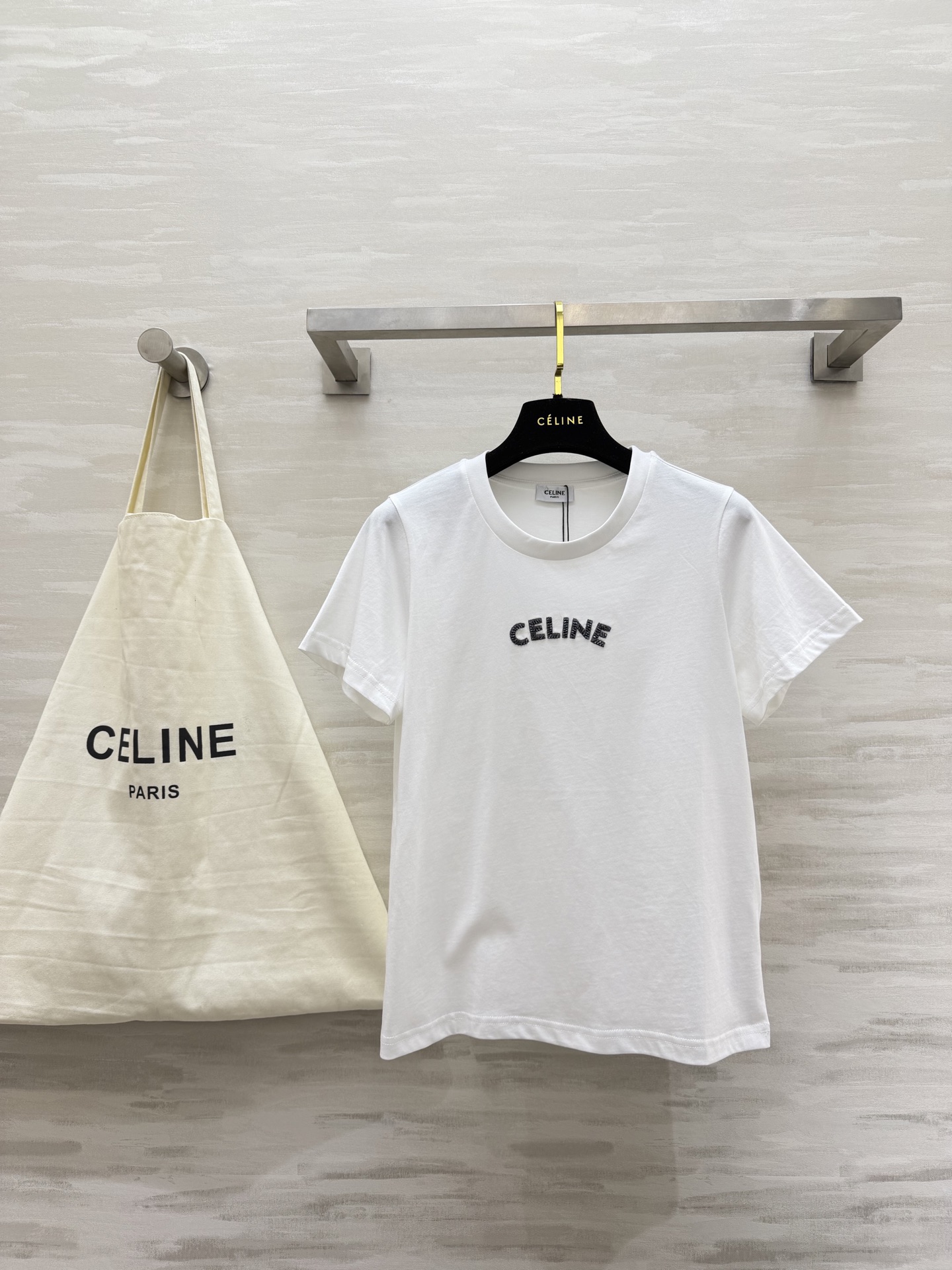 NO:796384,#CELINss classic letter beaded T-shirt. French minimalism. The ultimate romance. Wear a sense of luxury on the body. Heavy beading on the chest. The CELINE lettering is low-key and sparkling. Full of details. Heavy cotton fabric. Soft and stylish. Zero restraint on the upper body!  High-quality customization, available in stock first size S/M/L (S size bust 88, length 57), celine, tees, t-shirt,19860909#CELINss经典字母钉珠T恤 法式极简 终极浪漫把高级感穿在身上 胸口重工钉珠CELINE字母低调又闪耀 细节拉满 重磅纯棉面料 软而有型 上身零束缚！高品质定制 现货首发sizeS/M/L（s码胸围88,衣长57）,,celine,tees，t-shirt,,Women's clothing