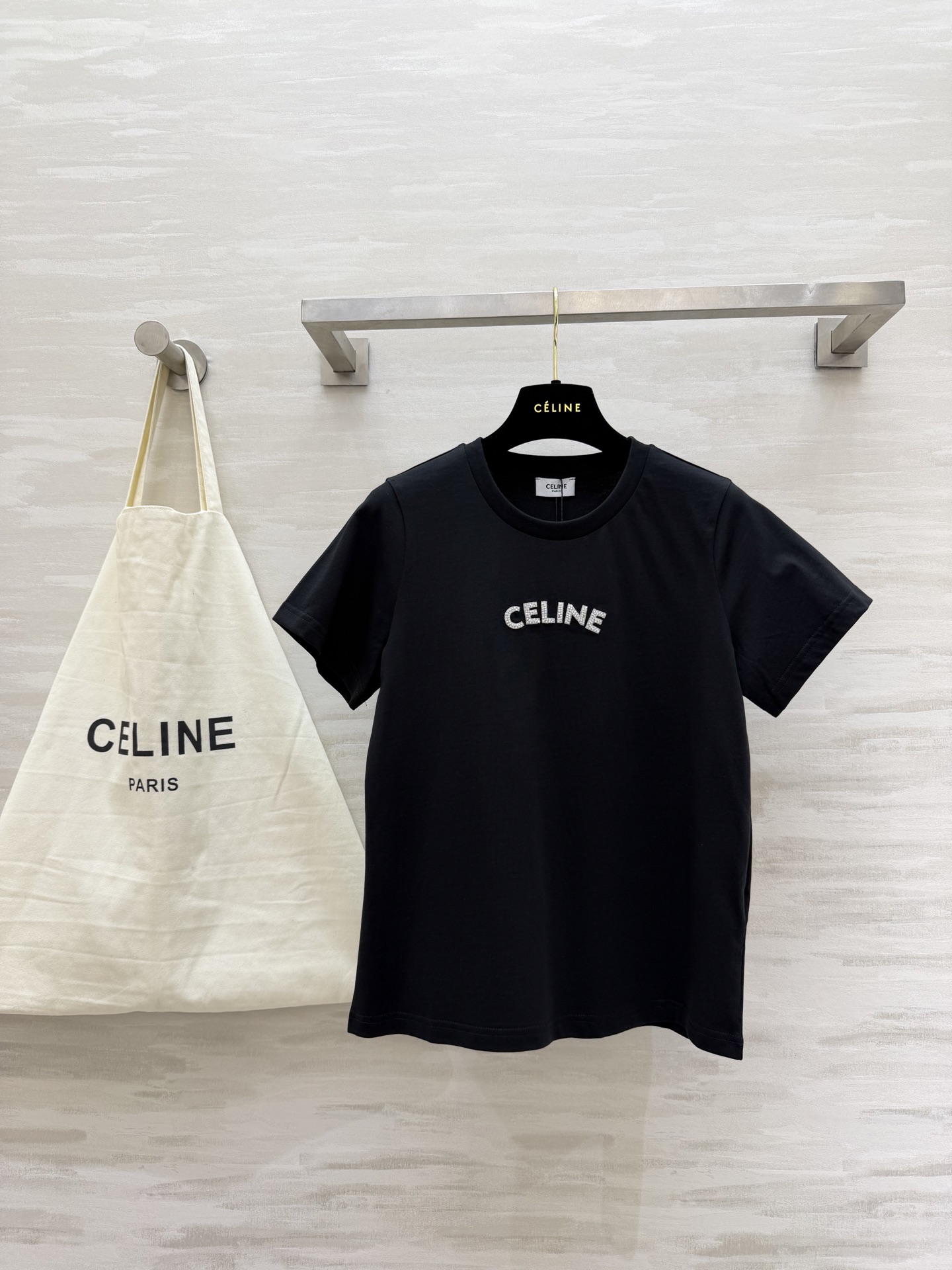 NO:778260,#CELINss classic letter beaded T-shirt. French minimalism. The ultimate romance. Wear a sense of luxury on the body. Heavy beading on the chest. The CELINE lettering is low-key and sparkling. Full of details. Heavy cotton fabric. Soft and stylish. Zero restraint on the upper body!  High-quality customization, available in stock first size S/M/L (S size bust 88, length 57), Celine-clothing, celine, celine, tees, t-shirt,19860909#CELINss经典字母钉珠T恤 法式极简 终极浪漫把高级感穿在身上 胸口重工钉珠CELINE字母低调又闪耀 细节拉满 重磅纯棉面料 软而有型 上身零束缚！高品质定制 现货首发sizeS/M/L（s码胸围88,衣长57）,赛琳-服装,celine,celine,tees，t-shirt,,Women's clothing
