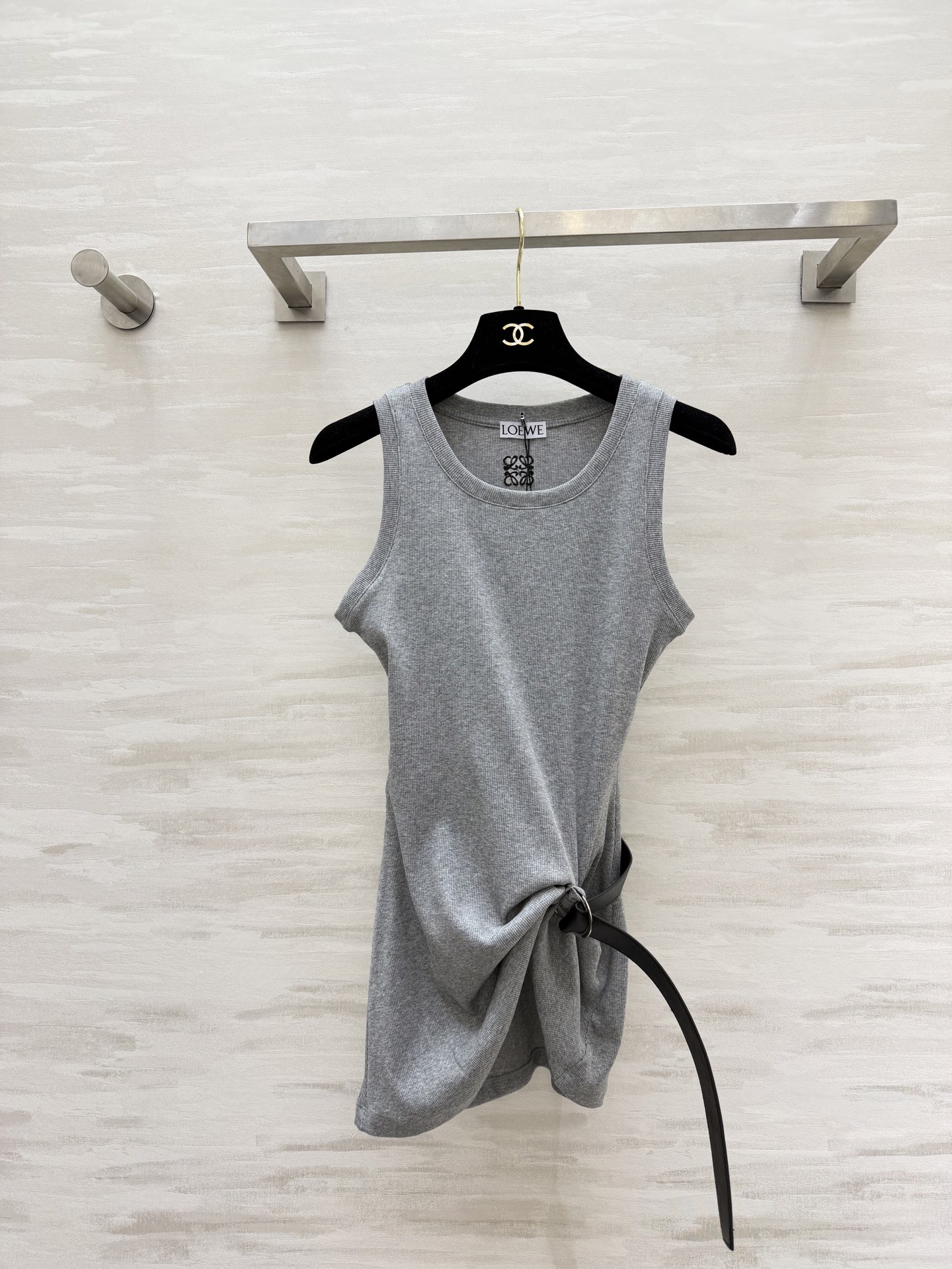 NO:796380,#Loew pit vest comes with a belt to make you slim and become a god!  Relaxing outfit with gray/black ceiling to seal the deal!  Super versatile and not picky!  High-quality customization, available in stock first size S/M/L (S size bust 78, length 49-69),,loewe,19860909#Loew坑条背心 自带腰带 显瘦封神！松弛感穿搭天花板灰/黑两色封神！超级百搭不挑人！高品质定制 现货首发sizeS/M/L（s码胸围78,衣长49-69）,,loewe,,Women's clothing
