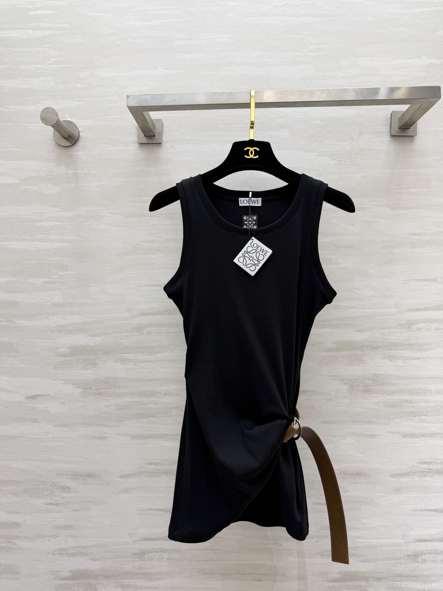 NO:796377,#Loew pit vest comes with a belt to make you slim and become a god!  Relaxing outfit with gray/black ceiling to seal the deal!  Super versatile and not picky!  High-quality customization, available in stock first size S/M/L (S size bust 78, length 49-69),,loewe,19860909#Loew坑条背心 自带腰带 显瘦封神！松弛感穿搭天花板灰/黑两色封神！超级百搭不挑人！高品质定制 现货首发sizeS/M/L（s码胸围78,衣长49-69）,,loewe,,Women's clothing