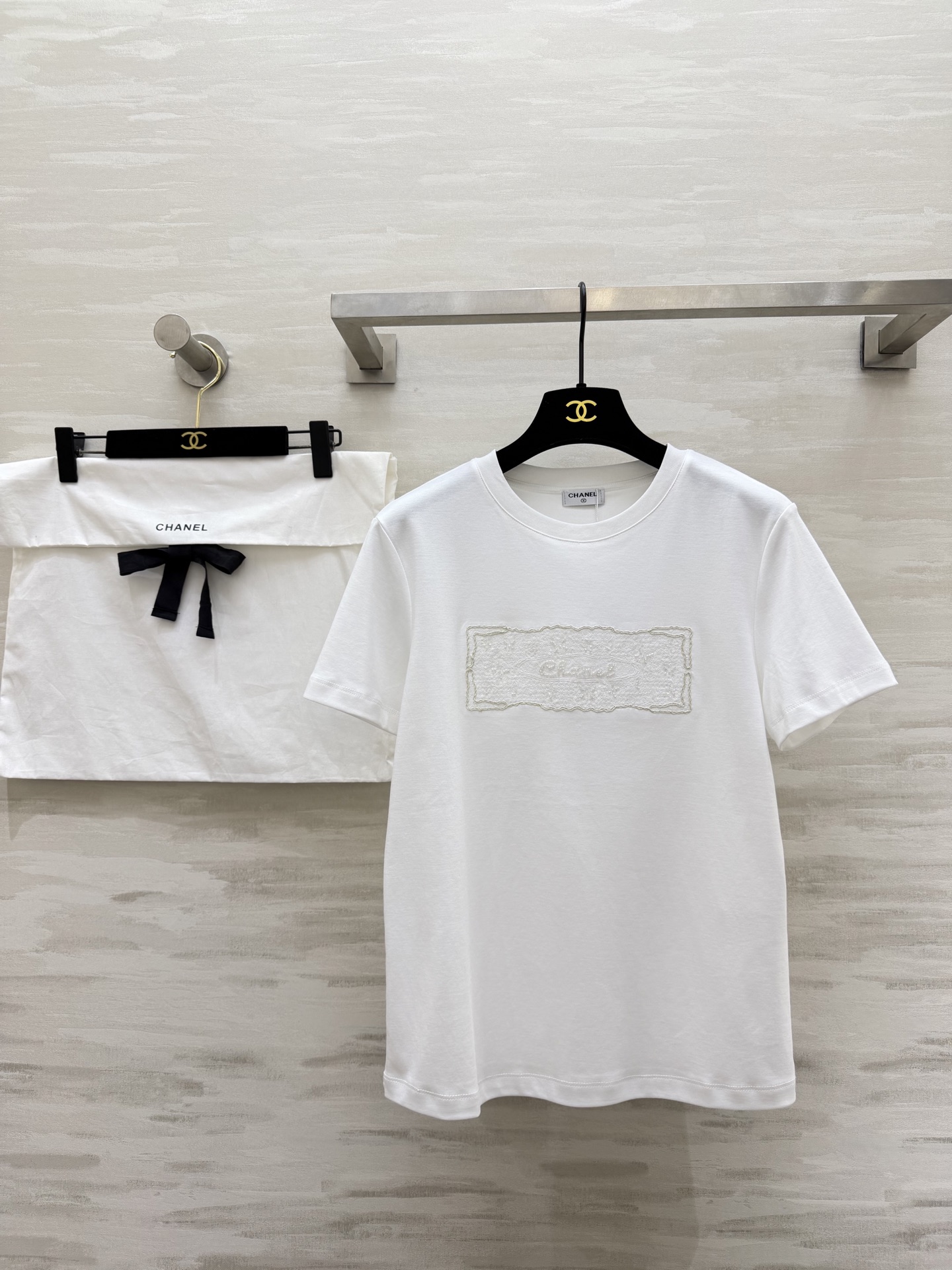 NO:796385,#CHANEss embossed embroidery T-shirt. This summer top with a 'high-end feel' welded to the body is made of custom-dyed pure cotton. It is soft and skin-friendly. Three-dimensional embossed embroidery on the chest has a full sense of craftsmanship. It is low-key and elegant. White/pink/black three colors. No matter your skin color, close your eyes!  High-quality customization, available in stock, size 36/38/40 (shoulder width 36, bust 90, length 60), chanel, tees, t-shirt,19860909#CHANEss浮雕刺绣T恤 把“高级感”焊在身上的夏日本命上衣定染纯棉面料 软糯亲肤 胸口立体浮雕刺绣 工艺感拉满 低调显贵 白/粉/黑三色齐发 不挑肤色,闭眼入！高品质定制 现货首发size36/38/40（36码肩宽39,胸围90,衣长60）,,chanel,tees，t-shirt,,Women's clothing