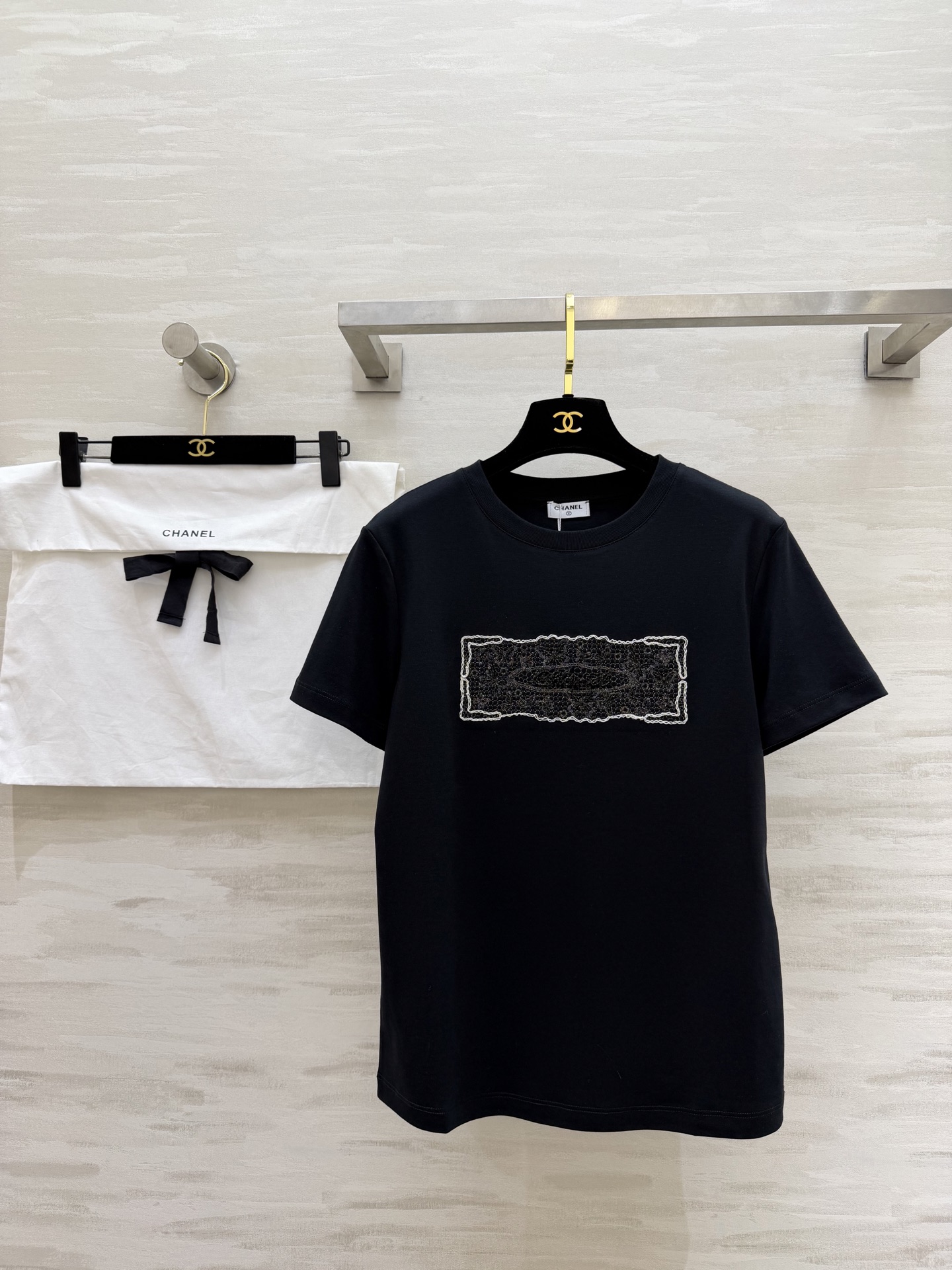 NO:778224,#CHANEss embossed embroidery T-shirt. This summer top with a 'high-end feel' welded to the body is made of custom-dyed pure cotton. It is soft and skin-friendly. Three-dimensional embossed embroidery on the chest has a full sense of craftsmanship. It is low-key and elegant. White/pink/black three colors. No matter your skin color, close your eyes!  High-quality customization, available in stock, size 36/38/40 (shoulder width 39, bust 90, length 60), Chanel-clothing, chanel, chanel, tees, t-shirt,19860909#CHANEss浮雕刺绣T恤 把“高级感”焊在身上的夏日本命上衣定染纯棉面料 软糯亲肤 胸口立体浮雕刺绣 工艺感拉满 低调显贵 白/粉/黑三色齐发 不挑肤色,闭眼入！高品质定制 现货首发size36/38/40（36码肩宽39,胸围90,衣长60）,香奈儿-服装,chanel,chanel,tees，t-shirt,,Women's clothing