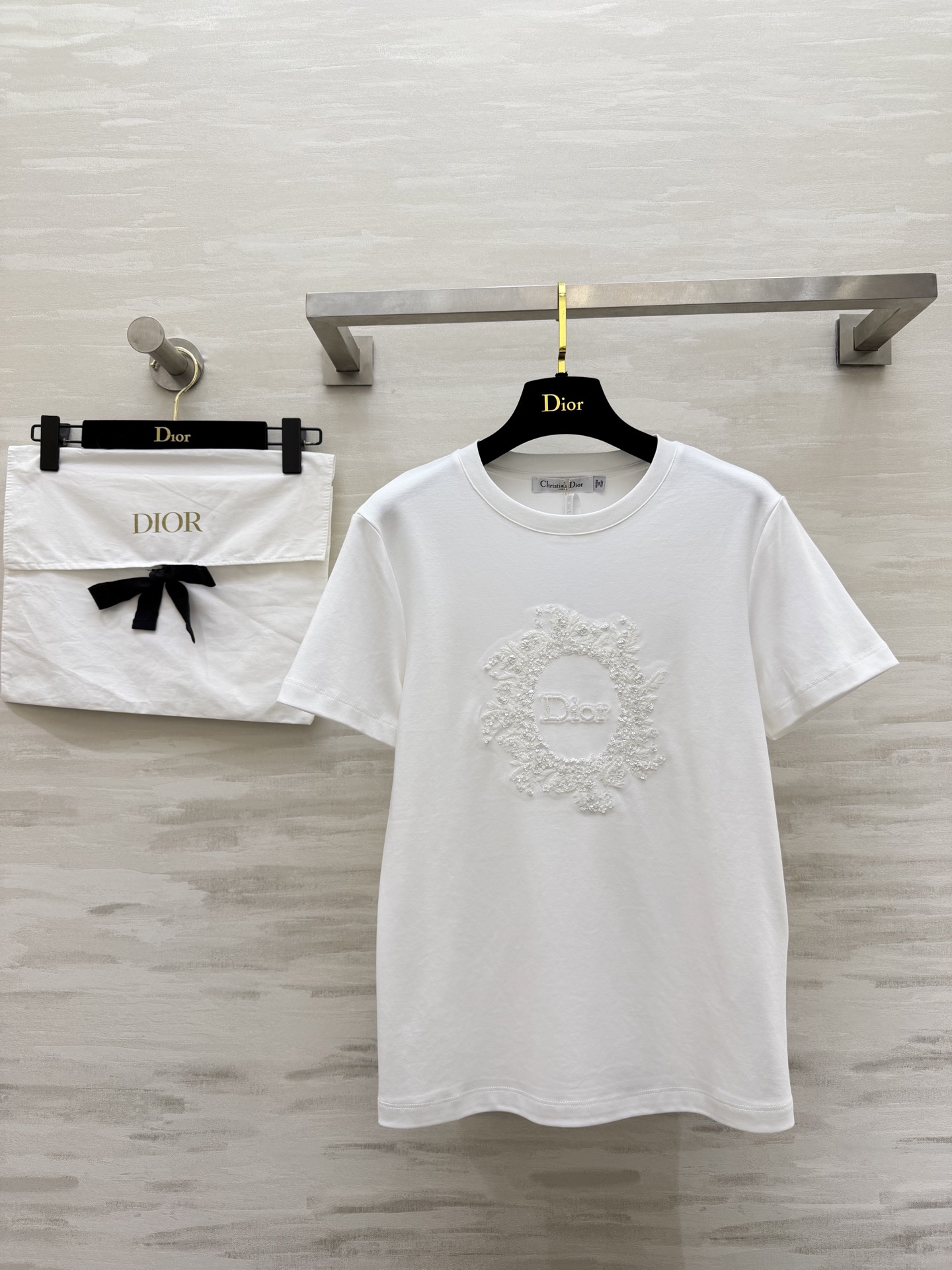 NO:796987,#Dio Heavy Industry Round Neck T-shirt Three-dimensional hand-beading High-end black, white and pink colors High-count cotton fabric Breathable and skin-friendly High-quality customization Available in stock first size S/M/L (S size shoulder width 39, bust 86, length 62), dior, tees, t-shirt,19860909#Dio重工圆领T恤 立体手工钉珠 高级感拉满黑白粉三色 高支棉面料 透气亲肤 高品质定制 现货首发sizeS/M/L（s码肩宽39,胸围86,衣长62）,,dior,tees，t-shirt,,Women's clothing