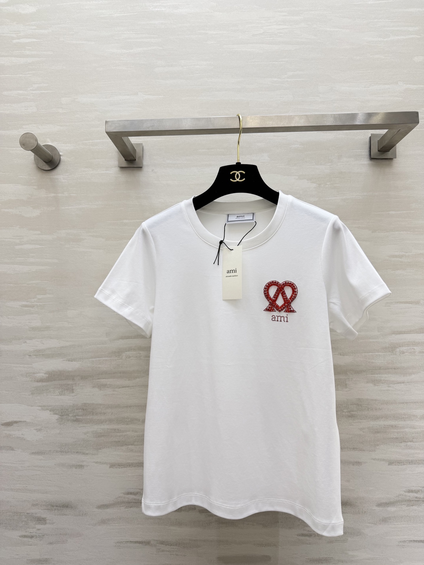 NO:796984,#AMIHeavy Industry T-shirt. Hand-made rhinestones with double love heart A logos. It is full of sophistication. It is low-key and elegant. High-count pure cotton. It is soft and skin-friendly. It is not boring to wear in summer. The white/black color looks great with jeans, skirts and wide-leg pants!  High-quality customization, available in stock first size S/M/L (S size shoulder width 35, bust 88, length 58), skirts, jeans, tees, t-shirt,19860909#AMI重工T恤 手工烫钻双爱心A标 把精致感拉满 低调又显贵 高支纯棉 软乎乎的巨亲肤 夏天穿完全不闷 白/黑两色搭牛仔裤、半身裙、阔腿裤都超好看！高品质定制 现货首发sizeS/M/L（s码肩宽35,胸围88,衣长58）,,skirts,jeans,tees，t-shirt,,Women's clothing