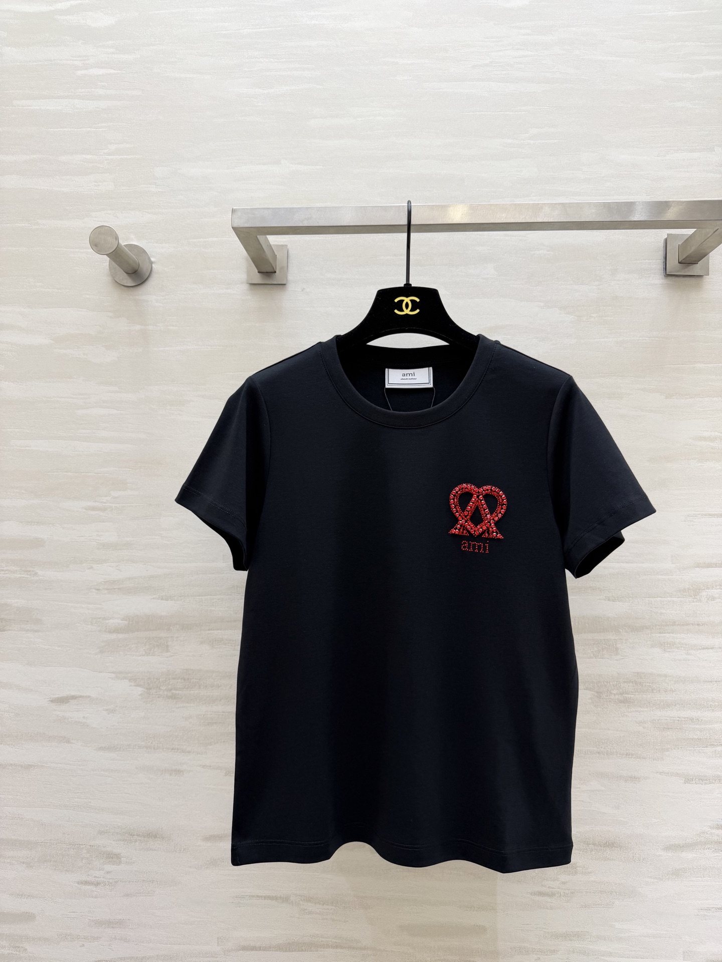 NO:778228,#AMIHeavy Industry T-shirt. Hand-made rhinestones with double love heart A logos. It is full of sophistication. It is low-key and elegant. High-count pure cotton. It is soft and skin-friendly. It is not boring to wear in summer. The white/black color looks great with jeans, skirts and wide-leg pants!  High-quality customization, available in stock first size S/M/L (S size shoulder width 35, bust 88, length 58), women's clothing, skirts, jeans, tees, t-shirts,19860909#AMI重工T恤 手工烫钻双爱心A标 把精致感拉满 低调又显贵 高支纯棉 软乎乎的巨亲肤 夏天穿完全不闷 白/黑两色搭牛仔裤、半身裙、阔腿裤都超好看！高品质定制 现货首发sizeS/M/L（s码肩宽35,胸围88,衣长58）,女装,skirts,jeans,tees，t-shirt,,Women's clothing