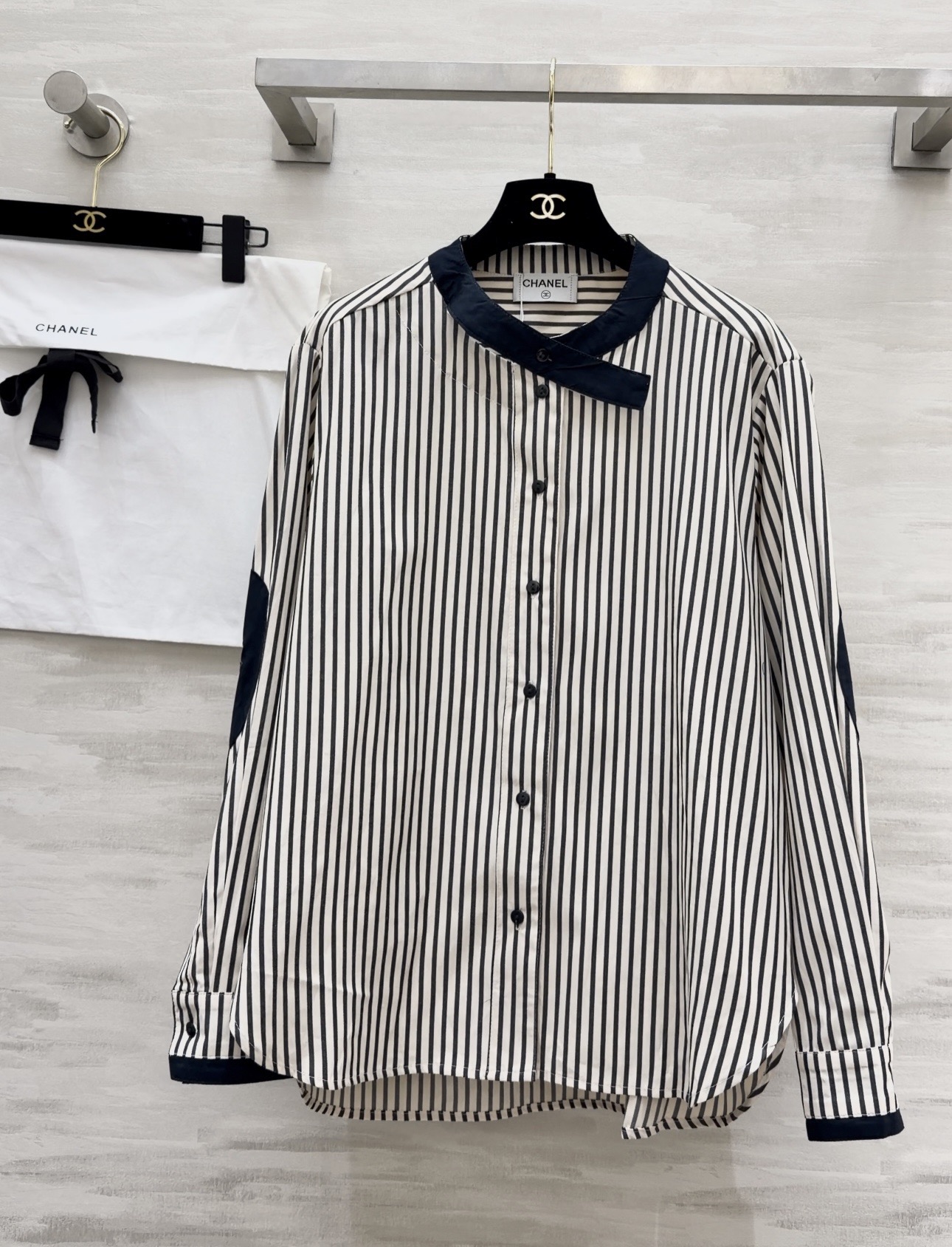 NO:782213,Classic and timeless striped aesthetics. Chane contrasting striped shirt. Irregular stand-up collar + black edge splicing. There is a sense of luxury hidden in the details. The loose fit hides the body and makes you look slimmer. It can be worn for commuting, dating or leisure. It is neat to wear alone, and layered with suits/vests for more layers. It is a versatile style that can be worn in the wardrobe for ten years. High-quality customization  Available now, size 36/38/40 (size 36, shoulder width 40, bust 116, length 63-68), Chanel-clothing, chanel, chanel, shirts, business suit,19860909经典永不过时的条纹美学 Chane撞色条纹衬衫 不规则立领+黑边拼接,细节里藏着高级感 宽松版型藏肉显瘦,通勤/约会/休闲都能打 单穿利落,叠穿西装/马甲更有层次 是衣柜里能穿十年的百搭款 高品质定制 现货首发size36/38/40（36码肩宽40,胸围116,衣长63-68）,香奈儿-服装,chanel,chanel,shirts,business suit,,Women's clothing
