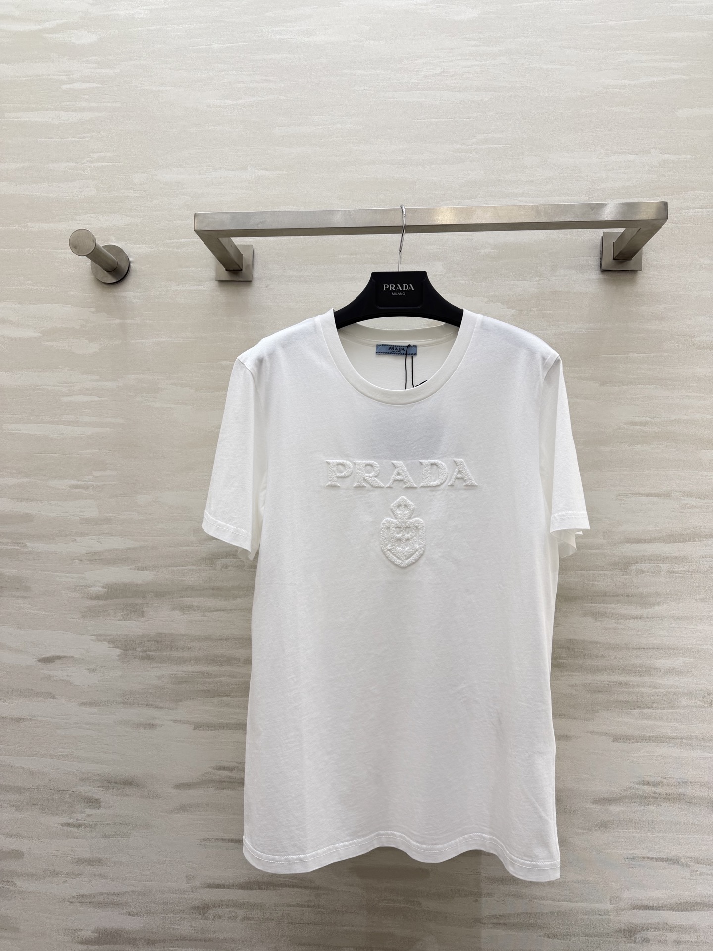 NO:796977,#Prad embossed LOGO short sleeves, black and white, three-dimensional embroidery technology, high-count cotton, skin-friendly and breathable, loose fit, not picky, suitable for commuting and leisure, white T-shirt is clean, black T-shirt is cool, high-quality customization, available in stock, size S/M/L (S size shoulder width 41, bust 94, length 68), prada, T-shirt,19860909#Prad浮雕LOGO短袖 黑白两色 立体植绣工艺 高支棉亲肤透气c宽松版型不挑人 通勤休闲都可 白T干净 黑T酷飒 高品质定制 现货来sizeS/M/L（s码肩宽41,胸围94,衣长68）,,prada,T-shirt,,Women's clothing
