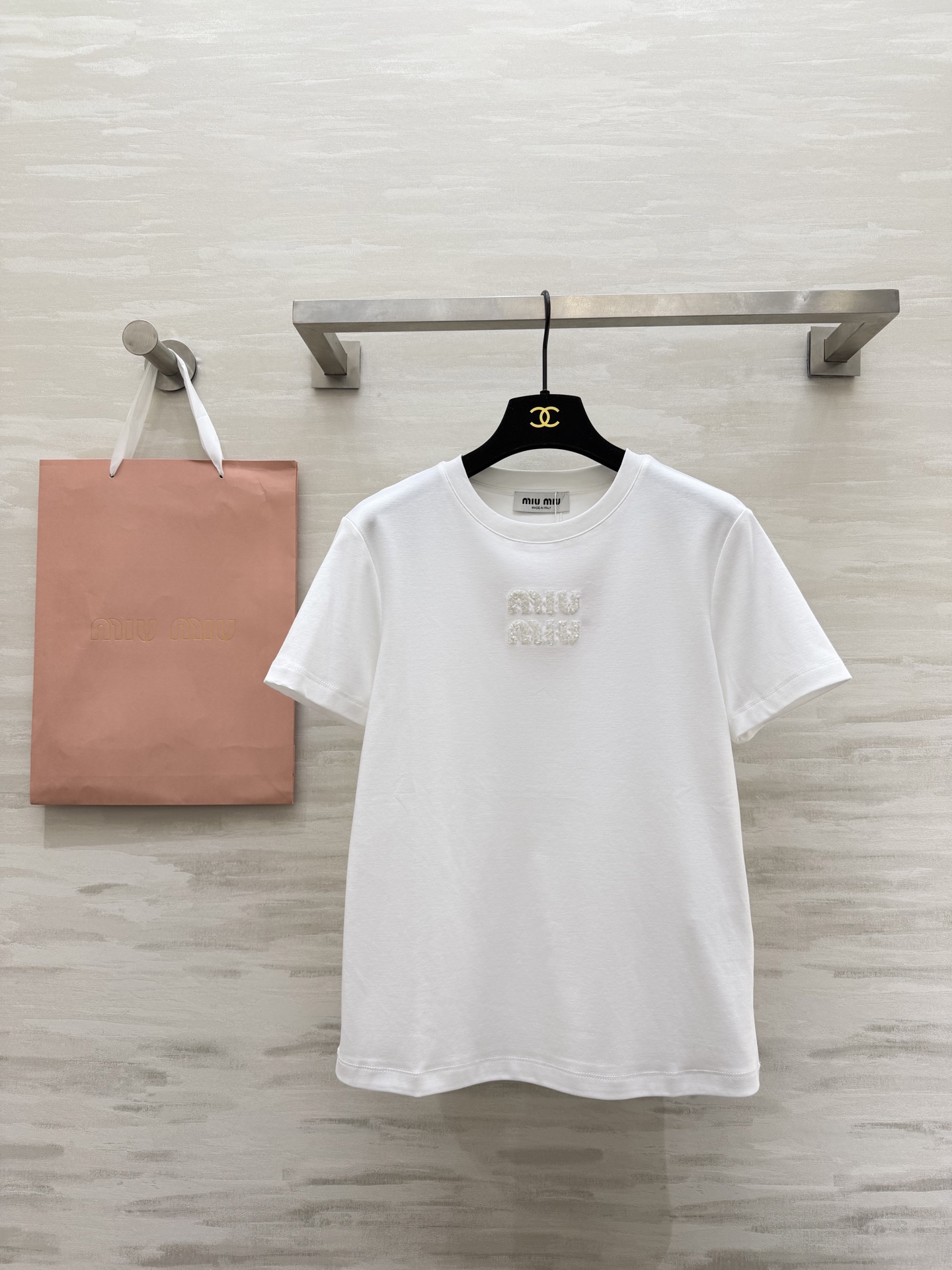 NO:796974,#MiuMiss short-sleeved T-shirt with letter sequin embroidery, three colors to choose from, heavy handmade sequin logo, high count cotton, skin-friendly and breathable, white/pink/dark green three colors, suitable for both sweet girls and sexy girls!  High-quality customization, available in stock first size S/M/L (S size shoulder width 38, bust 88, length 60),,miumiu,T-shirt,tees,t-shirt,19860909#MiuMiss字母珠片刺绣短袖T恤 三色可选 手工重工珠片logo 高支棉 亲肤透气 白/粉/墨绿三色 甜妹/拽姐都能冲！高品质定制 现货首发sizeS/M/L（s码肩宽38,胸围88,衣长60）,,miumiu,T-shirt,tees，t-shirt,,Women's clothing