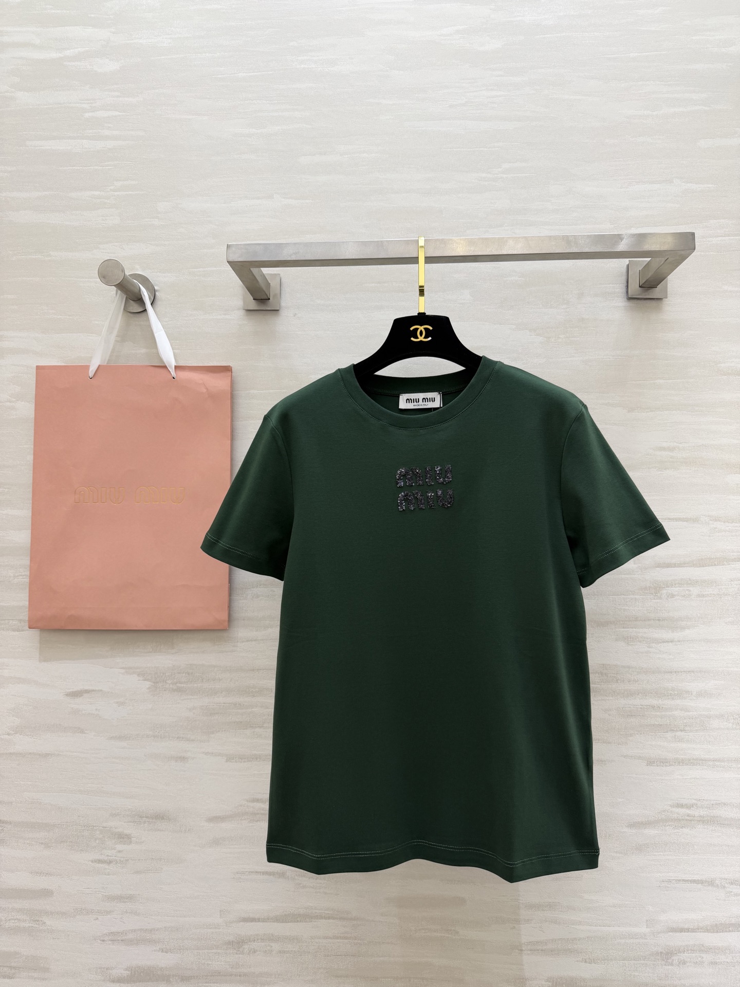 NO:782201,#MiuMiss short-sleeved T-shirt with letter sequin embroidery, three colors to choose from, heavy handmade sequin logo, high count cotton, skin-friendly and breathable, white/pink/dark green three colors, suitable for both sweet girls and sexy girls!  High-quality customization, available in stock first size S/M/L (S size shoulder width 38, bust 88, length 60), Miu Miu-clothing, miumiu, T-shirt, tees, t-shirt,19860909#MiuMiss字母珠片刺绣短袖T恤 三色可选 手工重工珠片logo 高支棉 亲肤透气 白/粉/墨绿三色 甜妹/拽姐都能冲！高品质定制 现货首发sizeS/M/L（s码肩宽38,胸围88,衣长60）,缪缪-服装,miumiu,T-shirt,tees，t-shirt,,Women's clothing