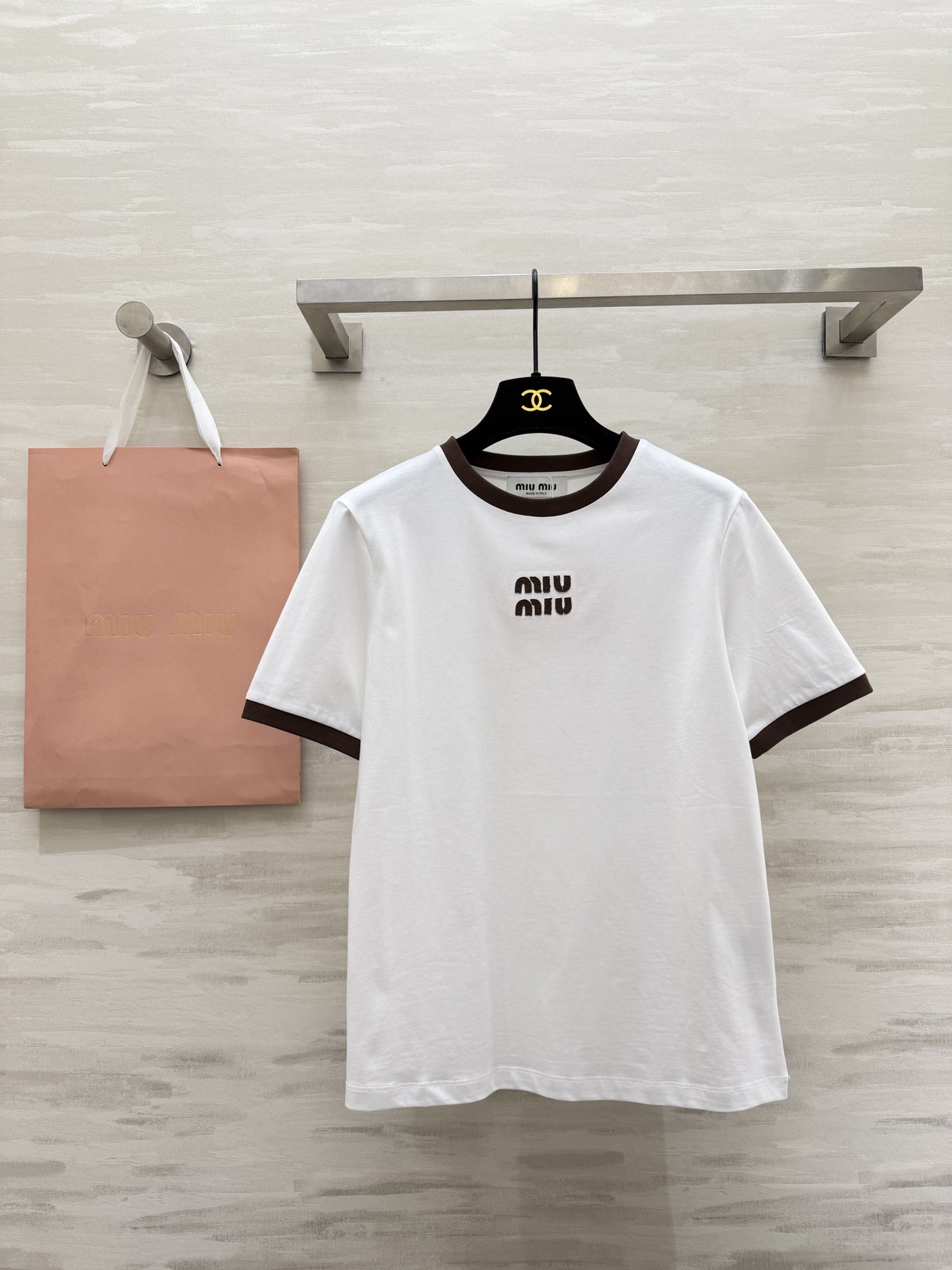 NO:782193,#MiuMi Contrast Ribbed Collar Letter T-Shirt｜Three colors available Contrast round neck Three-dimensional embroidery High-count cotton skin-friendly and breathable White brown/olive brown/burgundy three colors!  Take advantage of the sweet and cool style!  High-quality customization, available in stock first size S/M/L (S size shoulder width 37, bust 88, length 61), Miu Miu-clothing, miumiu, tees, t-shirt,19860909#MiuMi撞色罗纹领字母T恤｜ 三色可选 撞色圆领 立体刺绣 高支棉亲肤透气 白棕/橄榄棕/酒红三色！甜酷风直接拿捏！高品质定制 现货首发sizeS/M/L（s码肩宽37,胸围88,衣长61）,缪缪-服装,miumiu,tees，t-shirt,,Women's clothing
