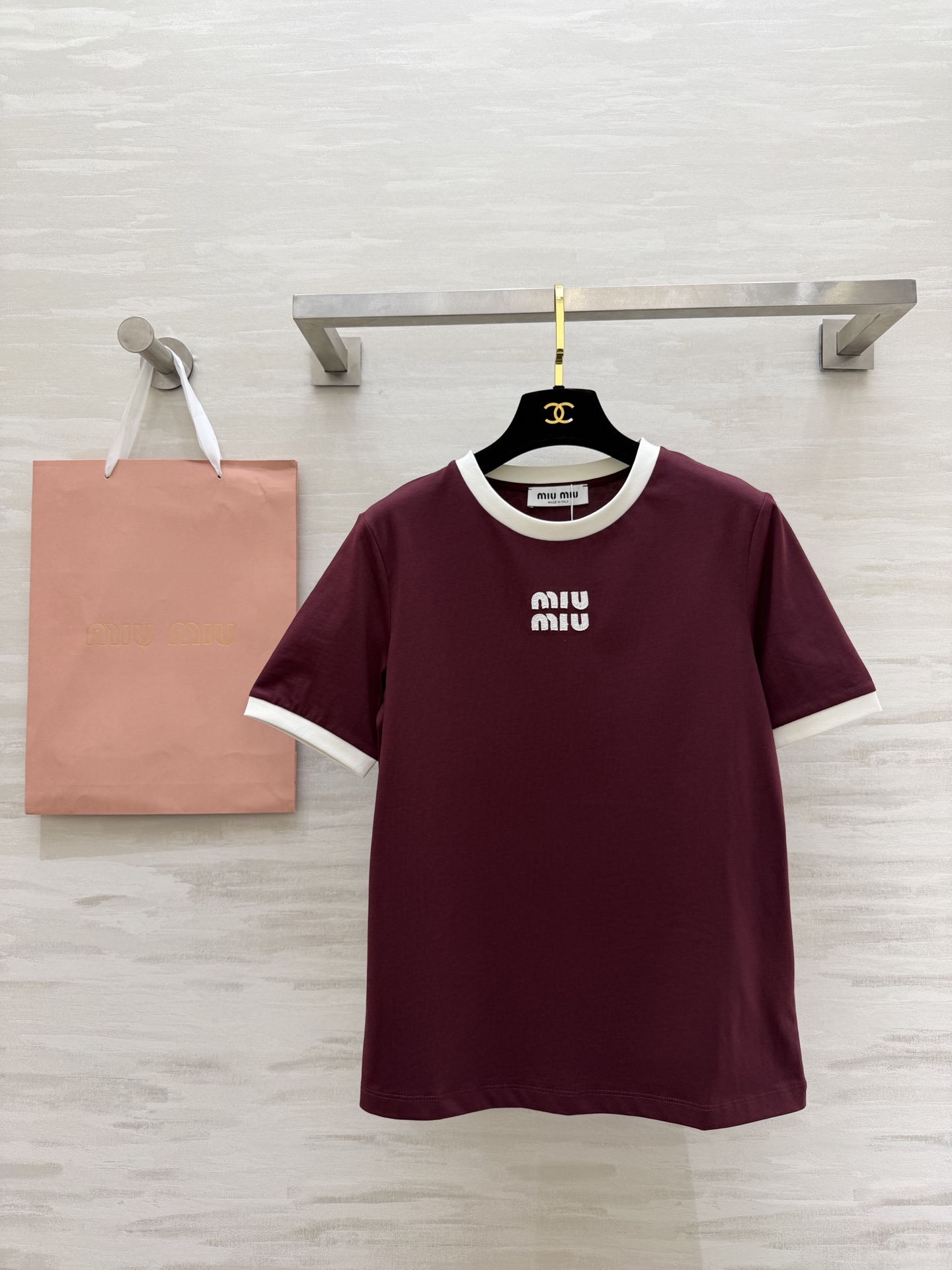 NO:778219,#MiuMi Contrast Ribbed Collar Letter T-Shirt｜Three colors available Contrast round neck Three-dimensional embroidery High-count cotton skin-friendly and breathable White brown/olive brown/burgundy three colors!  Take advantage of the sweet and cool style!  High-quality customization, available in stock first size S/M/L (S size shoulder width 37, bust 88, length 61), Miu Miu-clothing, miumiu, tees, t-shirt,19860909#MiuMi撞色罗纹领字母T恤｜ 三色可选 撞色圆领 立体刺绣 高支棉亲肤透气 白棕/橄榄棕/酒红三色！甜酷风直接拿捏！高品质定制 现货首发sizeS/M/L（s码肩宽37,胸围88,衣长61）,缪缪-服装,miumiu,tees，t-shirt,,Women's clothing