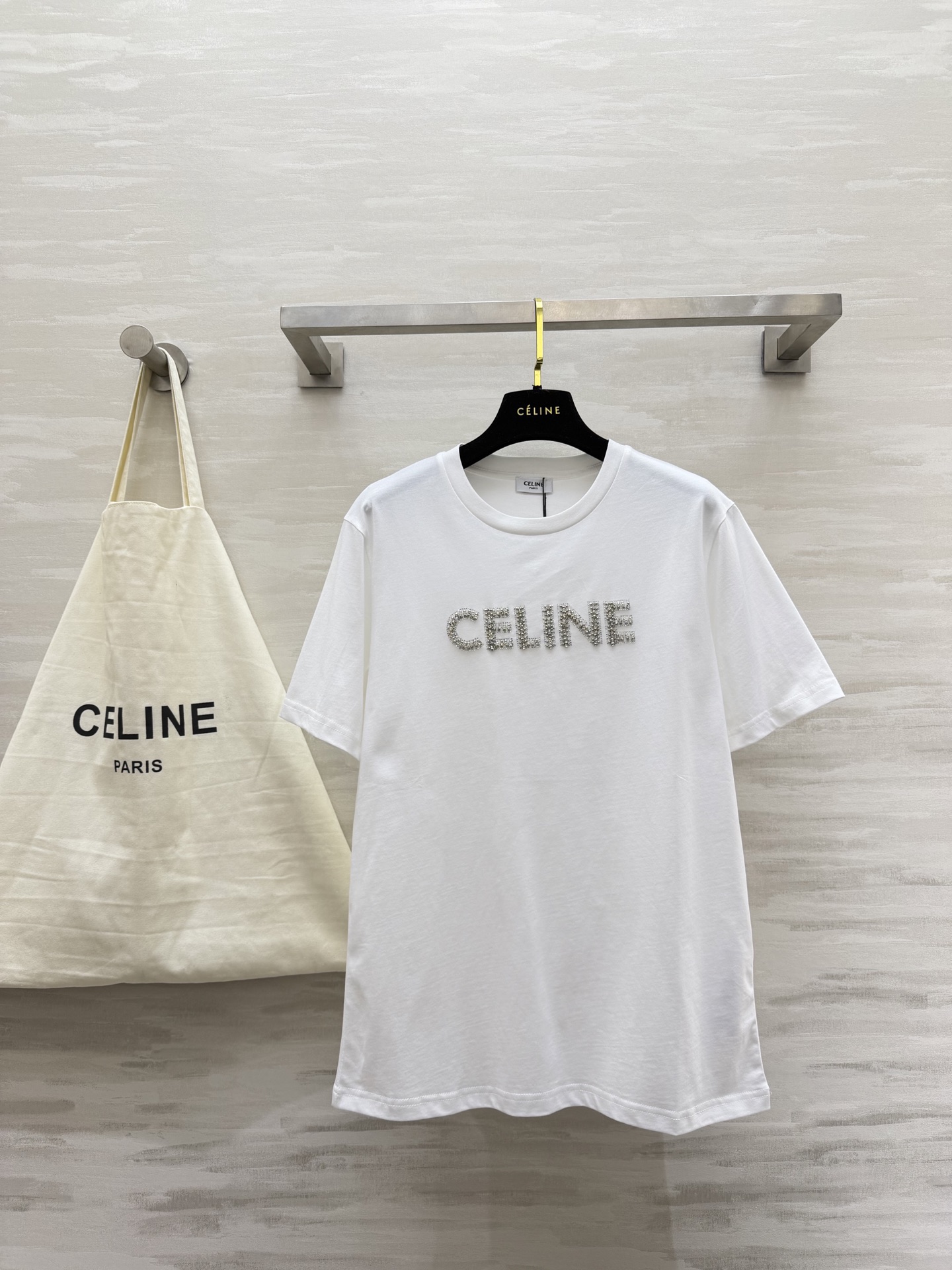 NO:796969,#CELIN short-sleeved T-shirt with rhinestone letters, handmade rhinestone logo, high-count cotton, skin-friendly and breathable, white T-shirt is clean, black T-shirt is cool, high-quality customization, available in stock first size S/M/L (S size shoulder width 42, bust 96, length 69),,celine,T-shirt,tees,t-shirt,19860909#CELIN 水钻字母短袖T恤 手工水钻logo 高支棉亲肤透气 白T干净 黑T酷飒 高品质定制 现货首发sizeS/M/L（s码肩宽42,胸围96,衣长69）,,celine,T-shirt,tees，t-shirt,,Women's clothing