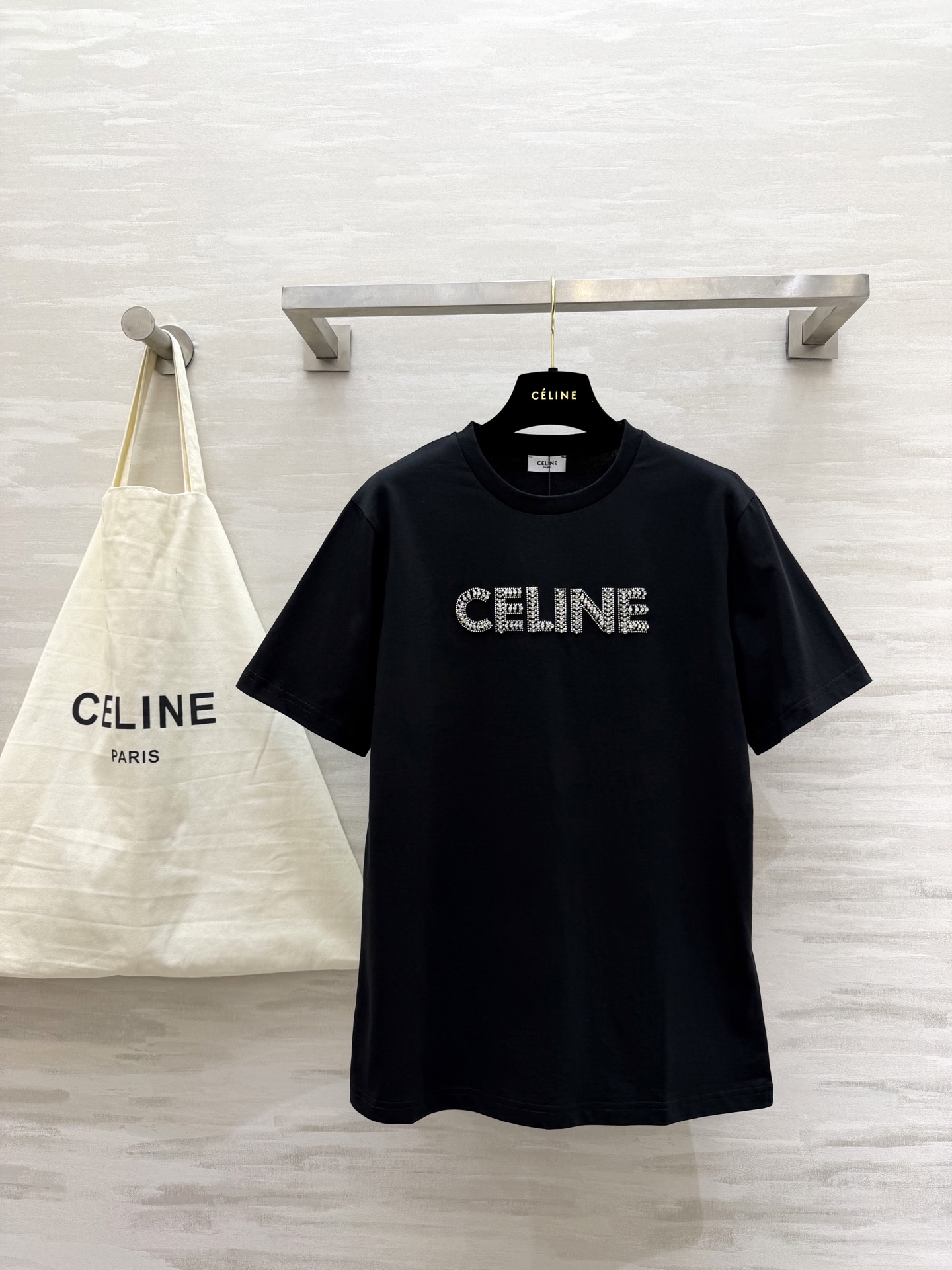 NO:782257,#CELIN short-sleeved T-shirt with rhinestone letters, handmade rhinestone logo, high-count cotton, skin-friendly and breathable, clean white T-shirt, cool black T-shirt, high-quality customization, available in stock first size S/M/L (S size shoulder width 42, bust 96, length 69), Celine-clothing, celine, celine, T-shirt, tees, t-shirt,19860909#CELIN 水钻字母短袖T恤 手工水钻logo 高支棉亲肤透气 白T干净 黑T酷飒 高品质定制 现货首发sizeS/M/L（s码肩宽42,胸围96,衣长69）,赛琳-服装,celine,celine,T-shirt,tees，t-shirt,,Women's clothing