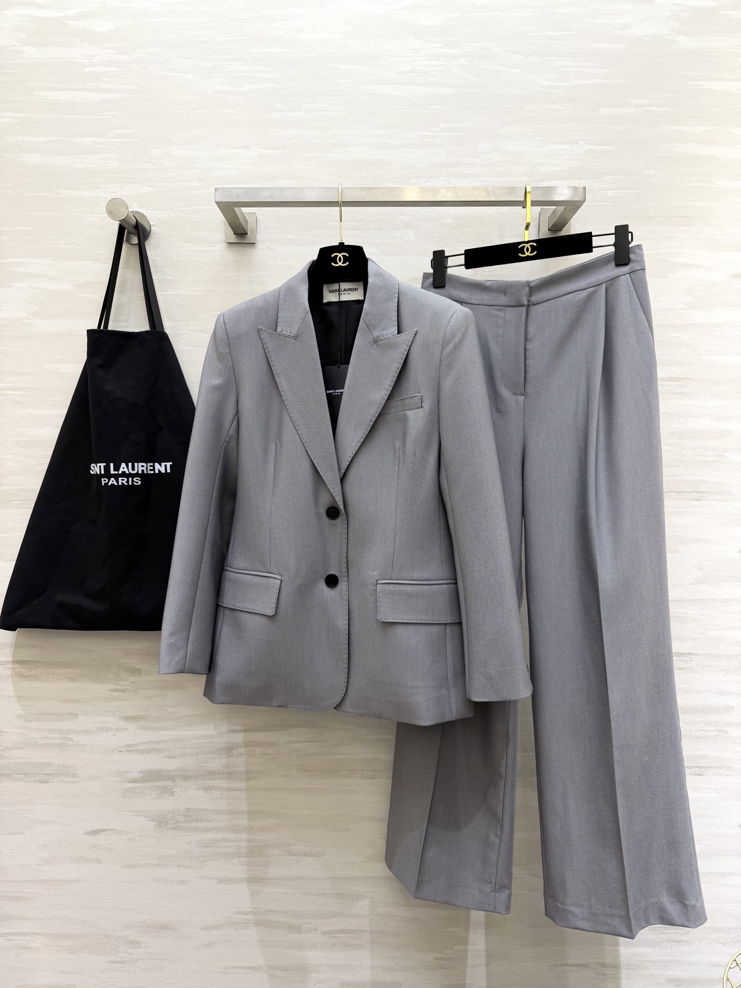NO:782249,#ysl大 heroine gray suit suit. Three-dimensional tailoring. The crisp version does not pick on the figure. The neat tailoring hides the body and makes you look slimmer. The single-breasted design is classic and timeless. The wide-leg trousers have perfect drape. The windy feeling when walking directly fills the gray color. It comes with a cooling filter. It is low-key and noble. It is easy to achieve French elegance!  High-quality customization, available in stock first size S/M/L/XL (M size shoulder width 40, bust 96, dress length 71, trousers waist 72, trousers length 104), saint laurent-clothing, saint laurent, saint laurent, business suit,19860909#ysl大女主灰色西装套装 立体剪裁 挺括版型不挑身材 利落剪裁藏肉显瘦 单排扣设计经典不过时 阔腿西裤垂感满分 走路带风的飒感直接拉满灰色系自带清冷滤镜 低调又显贵 轻松拿捏法式优雅！高品质定制 现货首发sizeS/M/L/XL（M码肩宽40,胸围96,衣长71,裤子腰围72,裤长104）,圣罗兰-服装,saint laurent,saint laurent,business suit,,Women's clothing