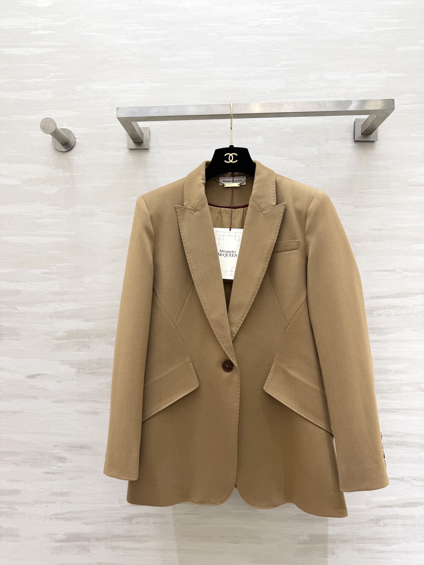 NO:782227,#AlexanderMcQuee's new suit jacket has a neat waist cut and three-dimensional structural lines that turn into an hourglass waist in seconds, hiding the flesh and showing off the proportions!  The single-button design is simple and elegant. The camel color has a gentle and noble feeling. High-quality customization. Available in stock first size S/M/L/XL (M size shoulder width 38, bust 92, length 71), women's clothing, jackets & coats, business suit,19860909#Alexander McQuee新款西装外套 利落收腰剪裁 立体结构线 秒变沙漏腰 藏肉又显比例！单颗纽扣设计简约大气 驼色自带温柔贵气感 高品质定制 现货首发sizeS/M/L/XL（M码肩宽38,胸围92,衣长71）,女装,jackets & coats,business suit,,Women's clothing