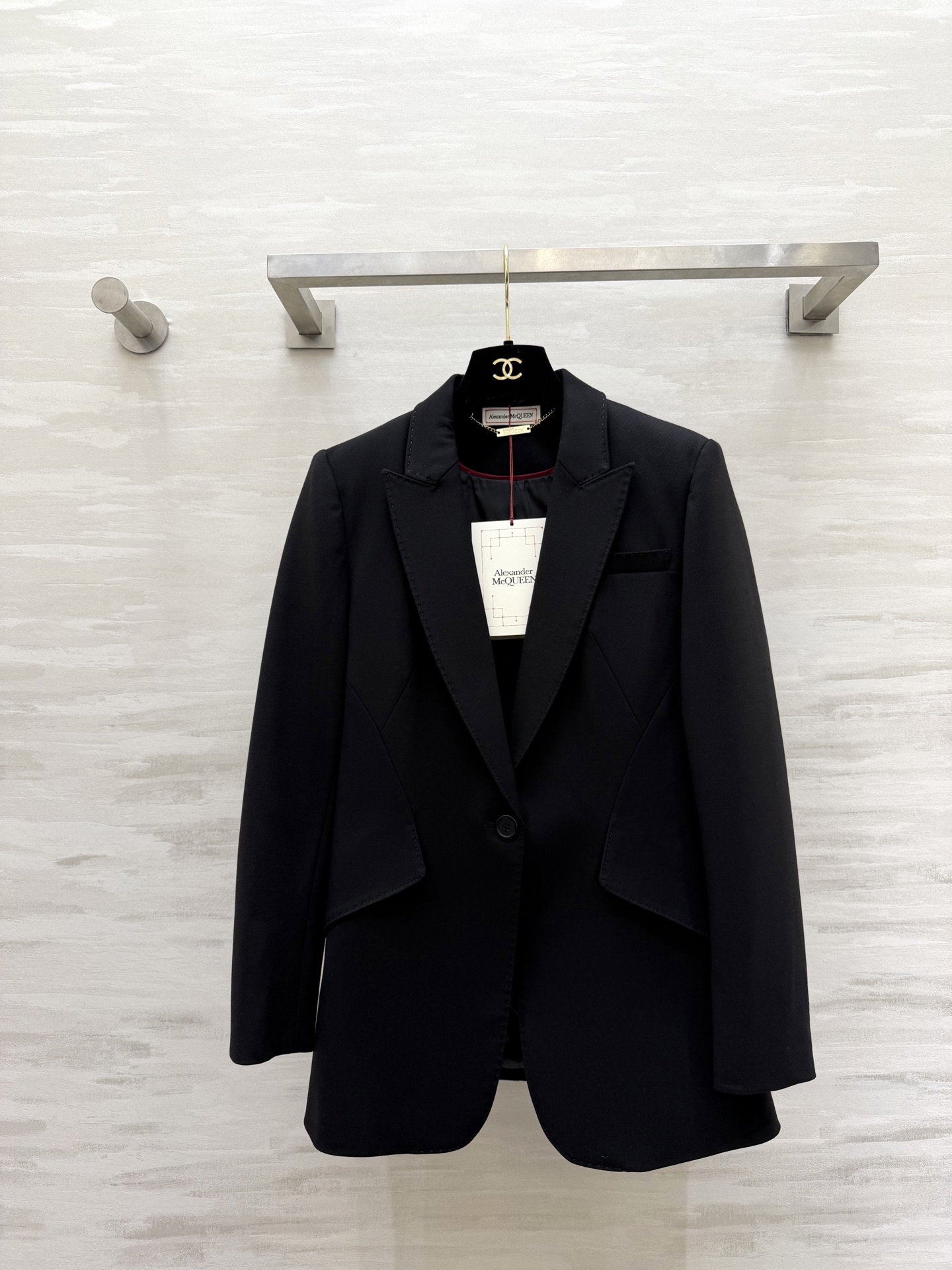 NO:782211,#AlexanderMcQuee's new suit jacket has a neat waist cut and three-dimensional structural lines that turn into an hourglass waist in seconds, hiding the flesh and showing off the proportions!  The single-button design is simple and elegant. The black color has its own atmosphere and high-quality customization. Available in stock first size S/M/L/XL (M size shoulder width 38, bust 92, length 71), women's clothing, jackets & coats, business suit,19860909#Alexander McQuee新款西装外套 利落收腰剪裁 立体结构线 秒变沙漏腰 藏肉又显比例！单颗纽扣设计简约大气 黑色自带大气场高品质定制 现货首发sizeS/M/L/XL（M码肩宽38,胸围92,衣长71）,女装,jackets & coats,business suit,,Women's clothing