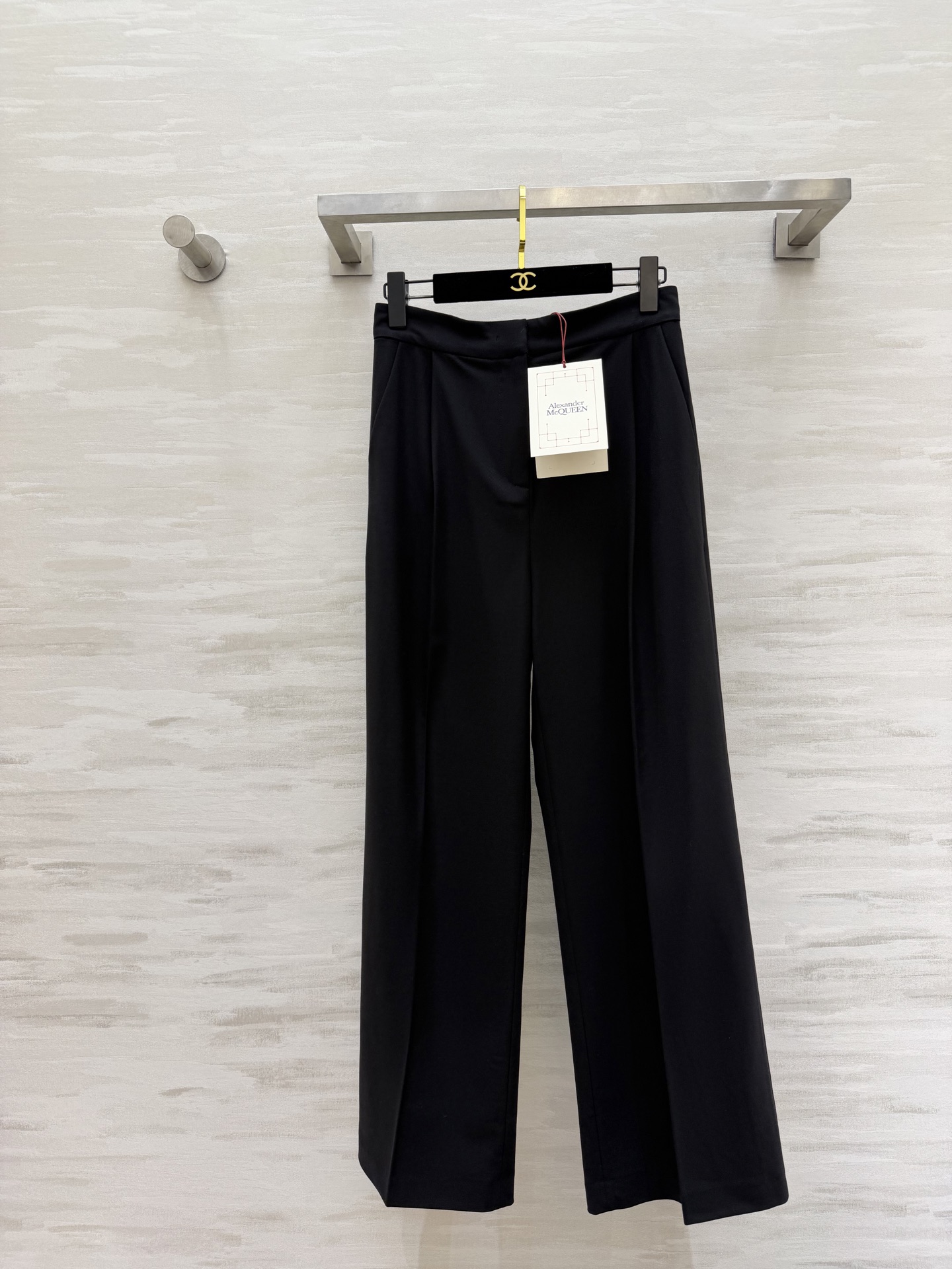 NO:782219,#Alexander McQuee's new wide-leg trousers, neat midline pleats, three-dimensional structural lines, overall design is simple and elegant, black has its own atmosphere, high-quality customization, available in stock first size S/M/L/XL (M size shoulder width 38, bust 92, dress length 71), women's clothing,19860909#Alexander McQuee新款阔腿西裤 利落中线压褶 立体结构线 整体设计简约大气 黑色自带大气场 高品质定制 现货首发sizeS/M/L/XL（M码肩宽38,胸围92,衣长71）,女装,,Women's clothing
