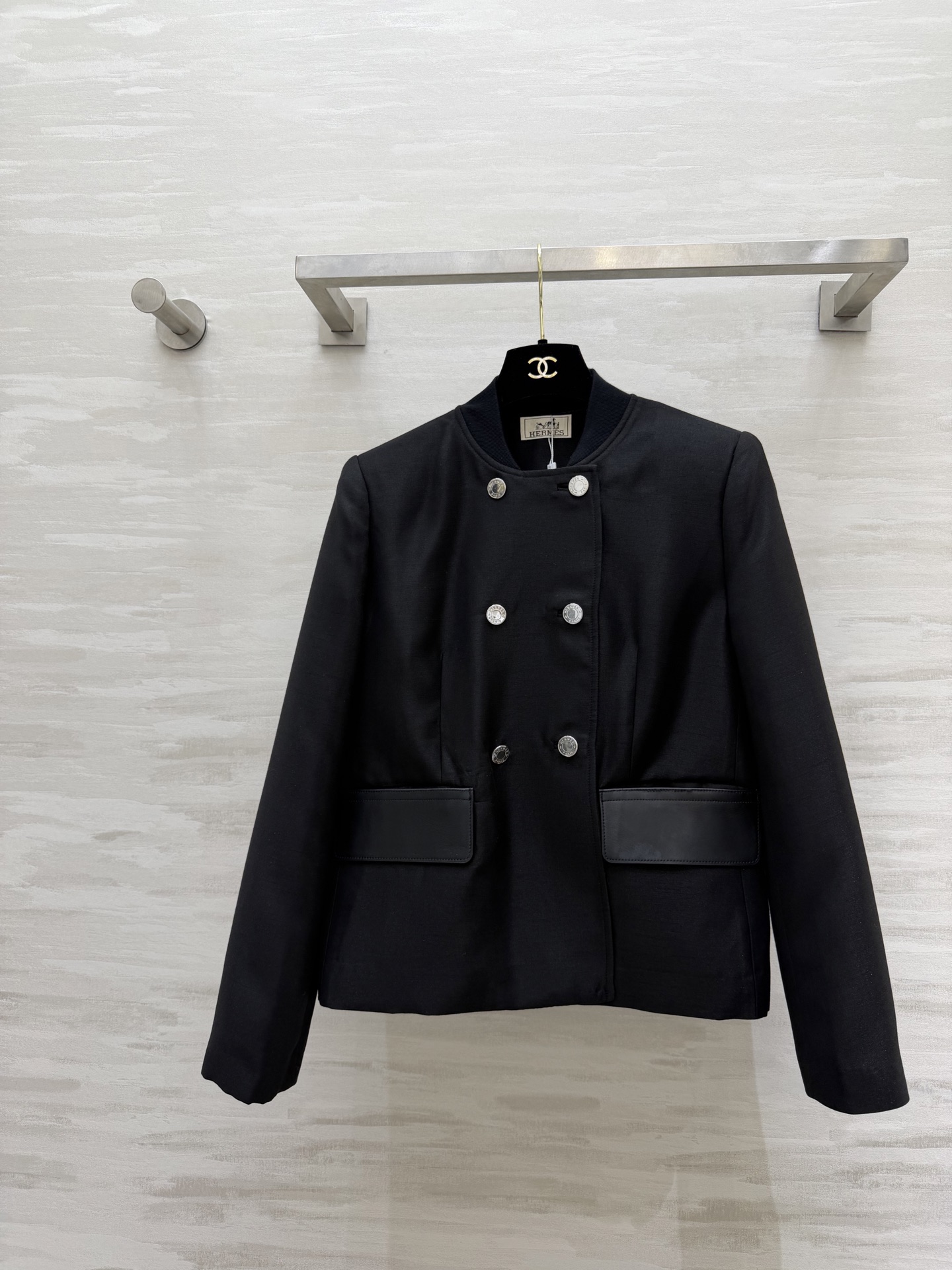 NO:782186,#Herme double-breasted jacket directly welds the sense of elegance to the body. Stand-up collar baseball uniform version. Double-breasted silver buckle design. Sweet and cool balance, neat and proportional. Leather pockets with full details. Low-key yet revealing high-quality. High-quality customization. Available in stock first size S/M/L (S size shoulder width 37, bust 90, length 56), Hermès - clothing, hermes, hermes, jackets & coats,19860909#Herme双排扣外套 直接把贵气感焊在身上立领棒球服版型 双排银扣设计 甜酷平衡 利落又显比例 皮质口袋细节感拉满 低调中透着高级 高品质定制 现货首发sizeS/M/L（s码肩宽37,胸围90,衣长56）,爱马仕-服装,hermes,hermes,jackets & coats,,Women's clothing