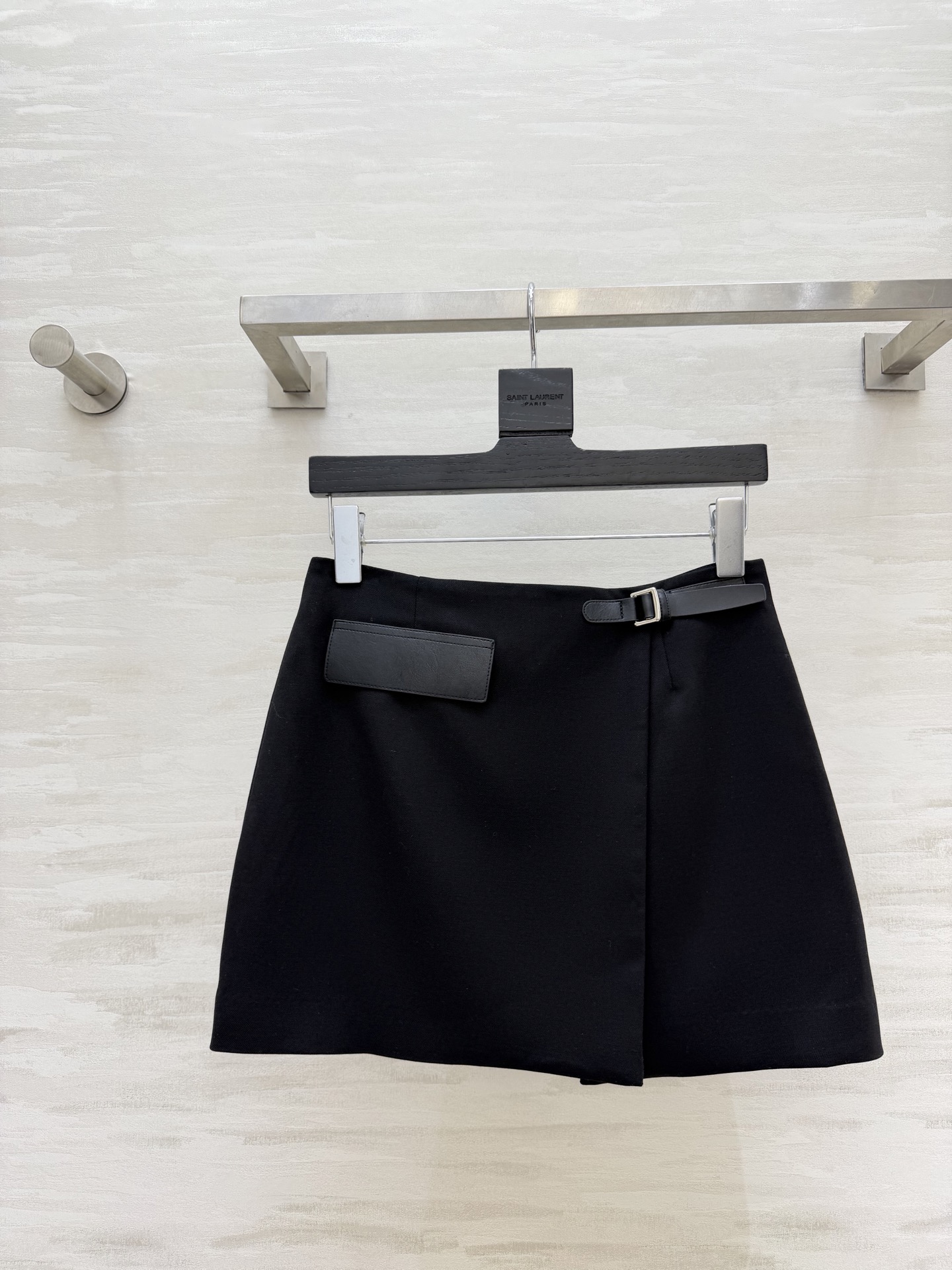 NO:782199,#Herme black A-line skirt directly welds the slimming body to the body. Neat wrap-style tailoring. The belt design instantly lifts the waistline. Elongated leather pockets. Metal buckle details. Low-key and elegant, full of high-end sense. High-quality customization. Ready for sale. Size S/M/L (S size waist 68, skirt length 35), Hermès-clothing, hermes, hermes, skirts,19860909#Herme黑色A字半裙 直接把显瘦焊在身上 利落围裹式剪裁 腰带设计秒提腰线 拉长比例皮质口袋 金属扣细节 低调中透着贵气 高级感拉满 高品质定制 现货首发sizeS/M/L（s码腰围68,裙长35）,爱马仕-服装,hermes,hermes,skirts,,Women's clothing