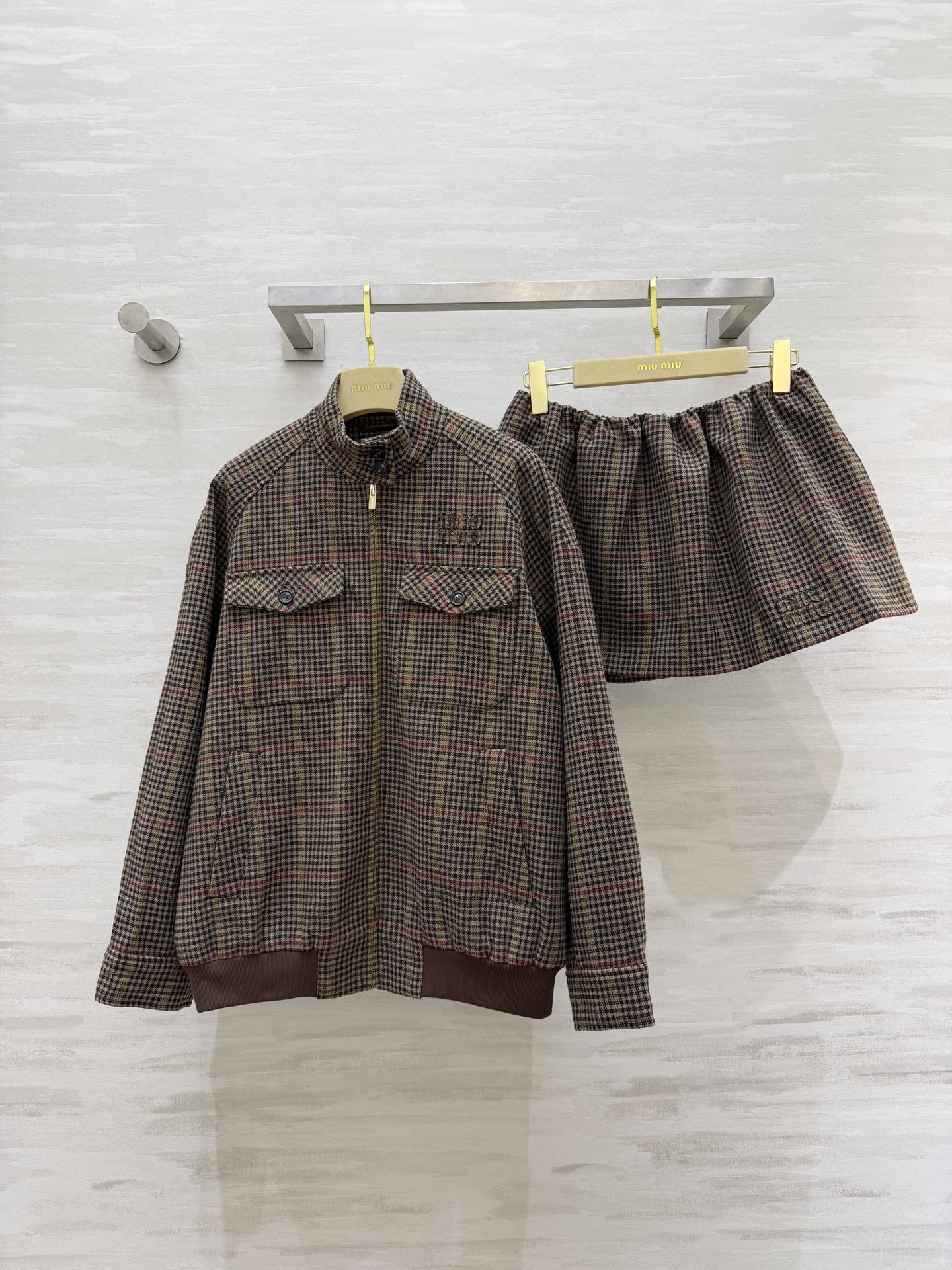 NO:782173,#Miumi retro college style plaid suit, classic houndstooth pattern, retro brown tone, with a relaxed sense of old money style, sweet, cool and age-reducing!  Stand-up collar zipper jacket + A-line bud skirt, one set of upper body can instantly transform you into a Korean heroine!  The embroidered logo details are full of details, and the retro feel is straight away. It doesn’t matter your age or skin!  The jacket is casual and casual. The short skirt hides the flesh and shows the length of the legs. High-quality customization. Available in stock. Sold separately. Size S/M/L (S size jacket, dropped shoulder bust 116, length 63, skirt waist 66, skirt length 30). Jacket, skirt 280., Miumiu-clothing, miumiu, skirts, jackets & coats, jackets & coats,19860909#Miumi复古学院风 格纹套装 经典千鸟格纹 复古棕调 自带老钱风松弛感 甜酷又减龄！立领拉链夹克+A字花苞短裙 一套上身秒变韩系女主！刺绣logo细节拉满 复古感直接拉满 不挑年龄不挑皮！夹克休闲随性 短裙藏肉显腿长 高品质定制 现货来 分开发售sizeS/M/L（s码外套 落肩胸围116,衣长63,半裙腰围66,裙长30）外套,半裙280.,缪缪-服装,miumiu,skirts,jackets & coats,jackets & coats,,Women's clothing
