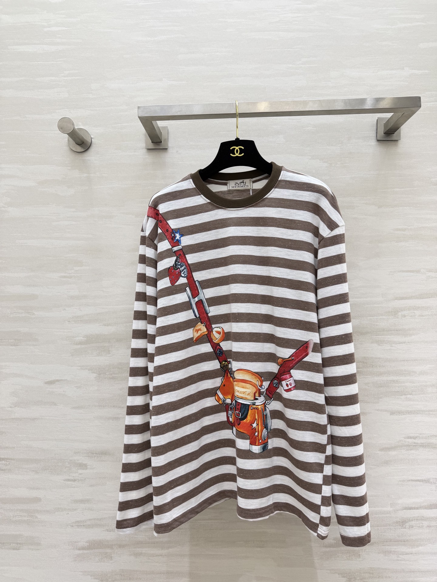 NO:782151,#Herme striped long-sleeved T | Wear French laziness on your body. The classic brown and white stripes bring a sense of relaxation. The fun saddle print directly adds a sense of luxury. The H-label details cannot hide the brand texture. It can be worn for daily commuting and casual outings. It has an effortless sense of fashion on the body. A low-key luxury style that everyone knows ~ high-quality customization  Available in stock first size S/M/L (S size shoulder width 52, bust 110, length 72), Hermès-clothing, hermes, hermes,19860909#Herme条纹长袖T ｜把法式慵懒穿在身上 经典棕白条纹自带松弛感 趣味马鞍印花直接把高级感拉满 H标细节藏不住的品牌质感 日常通勤、休闲出街都能搭 上身就是毫不费力的时髦感 懂的都懂的低调奢华款～高品质定制 现货首发sizeS/M/L（s码肩宽52,胸围110,衣长72）,爱马仕-服装,hermes,hermes,,Women's clothing
