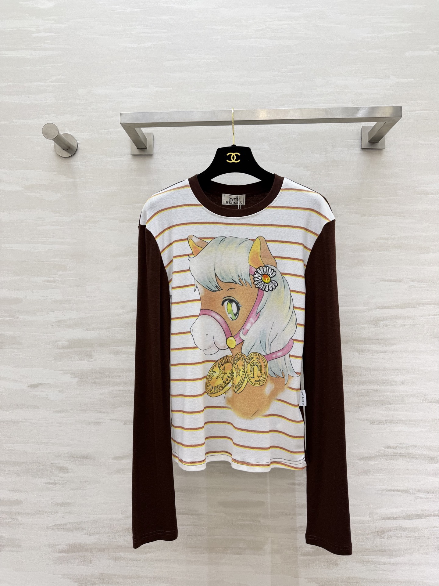 NO:782137,#Hermè cartoon pony contrasting color long-sleeved T-shirt combines childlike fun and high-end sense!  Creamy striped background, dark brown contrasting sleeves, cute pony print details, highly recognizable, soft and breathable cotton, the upper body is slim and not flattering! It can be worn for commuting and going out. It is easy to choose a loose-fitting outfit. Just close your eyes and wear it for a fashionable wardrobe!  High-quality customization, available in stock first size S/M/L (shoulder width of size M: 46, bust 90, length 62), Hermès-clothing, hermes, hermes, tees, t-shirt,19860909#Hermè卡通小马撞色长袖T恤 把童趣和高级感焊在身上了！奶fufu的条纹底色 深棕撞色袖 可爱小马印花细节拉满 辨识度超高 软糯透气的棉质 上身显瘦不挑身材!通勤、出街都能穿 轻松拿捏松弛感穿搭 时髦精的衣橱刚需 闭眼冲就对了！高品质定制 现货首发sizeS/M/L（M码肩宽:46,胸围90,衣长62）,爱马仕-服装,hermes,hermes,tees，t-shirt,,Women's clothing