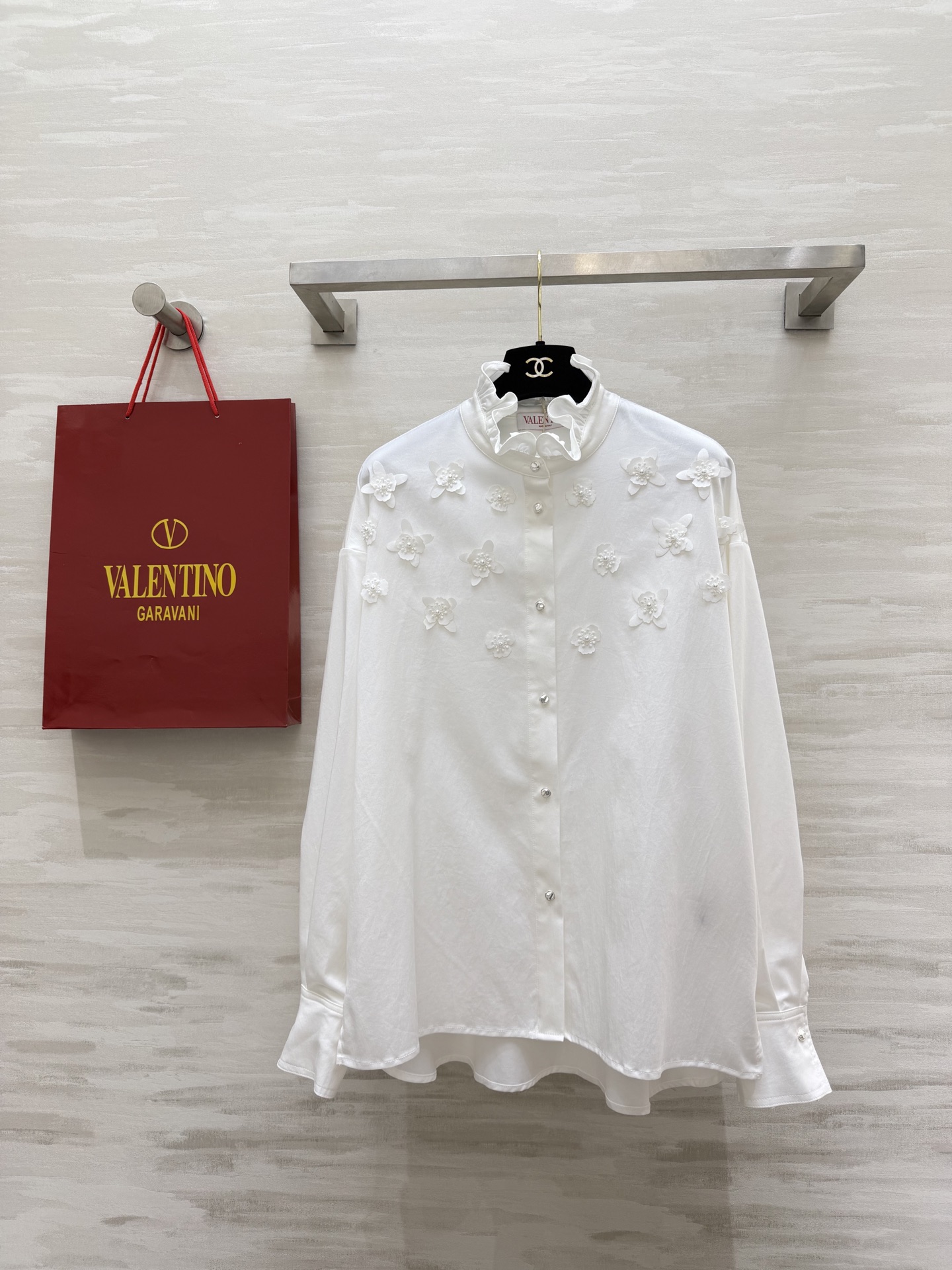 NO:782187,#Valentin three-dimensional flower fungus collar white shirt. French elegant handmade three-dimensional flowers. Fungus edge stand-up collar design. It is exquisite and full of noble lady atmosphere. The draping and smooth silk cotton material makes the upper body look slim but not flattering!  Whether worn alone or layered, it looks great!  It can be easily used for work commuting and daily outings!  A must-have for your stylish wardrobe!  High-quality customization, available in stock first size S/M/L/XL (M size shoulder width 55, bust 112, length 67-76), Valentino-clothing, valentino, valentino, shirts,19860909#Valentin立体花朵木耳领白衬衫 法式优雅手工立体花朵 木耳边立领设计 精致感拉满自带贵气大小姐氛围 垂坠顺滑丝绵材质 上身显瘦不挑身材！不管是单穿还是做内搭 都超有质感！职场通勤、日常出街都能轻松驾驭！时髦精的衣橱刚需！高品质定制 现货首发sizeS/M/L/XL（M码肩宽55,胸围112,衣长67-76）,华伦天奴-服装,valentino,valentino,shirts,,Women's clothing