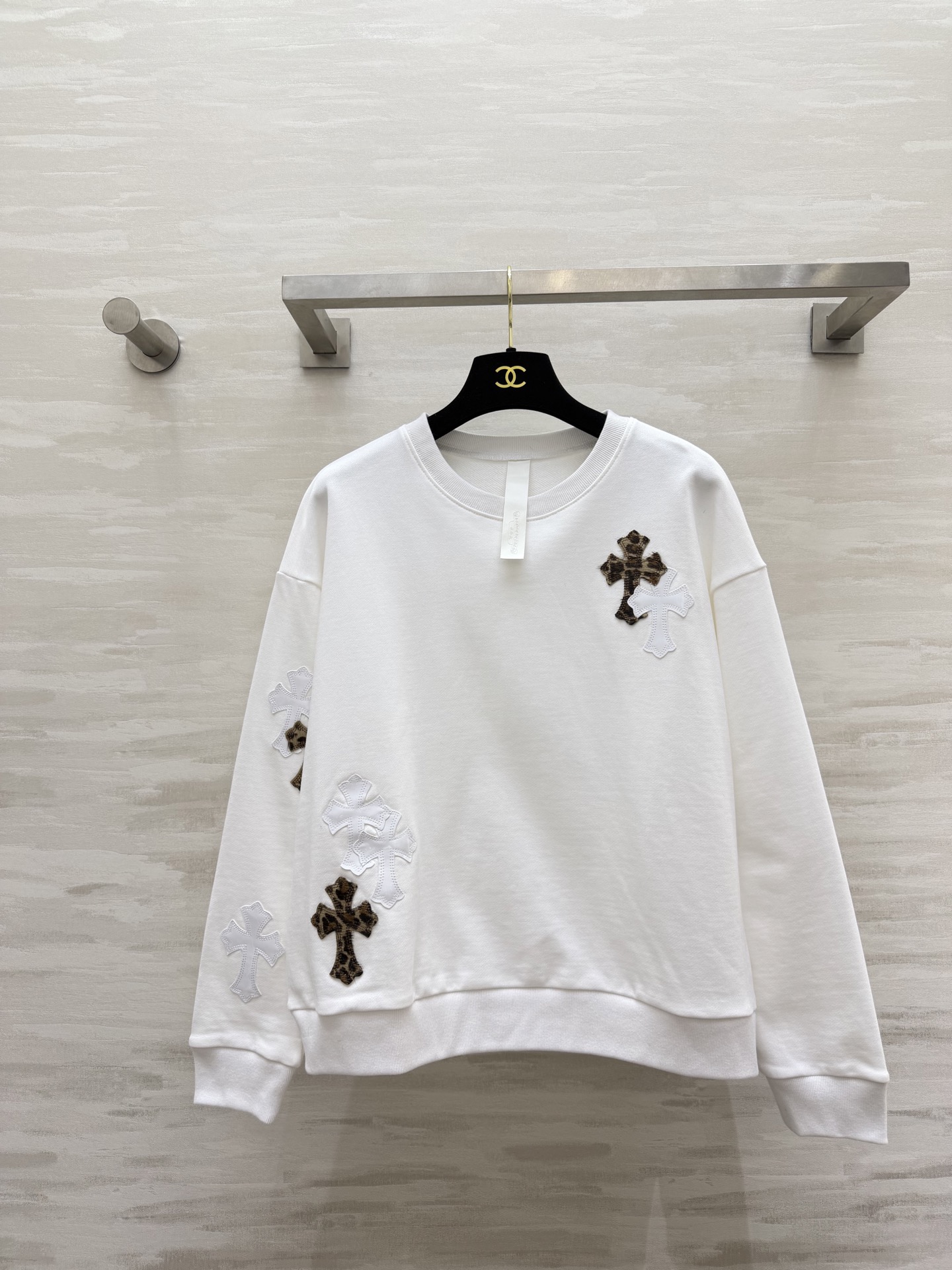 NO:782174,Chrome Hearts leopard print cross leather sweatshirt combines American retro and trendy coolness with classic cross elements. Leopard print contrasting colors make it easy to recognize. High weight cotton, soft and skin-friendly, the upper body is stiff but not collapsed. The loose shoulder version is not picky about your body shape. It can be worn for daily outings and commuting. It is easy to control the looseness!  A must-try for trendy brand players. The upper body is directly filled with a sense of atmosphere!  High-quality customization, available in stock first size S/M/L (S size shoulder width 56, bust 110, length 59), Chrome hearts-clothing, chrome hearts, chrome hearts, hoodie, sweatshirts,19860909Chrome Hearts豹纹十字架拼皮卫衣 把美式复古和潮酷感焊在身上了经典十字架元素 豹纹撞色 辨识度拉满 高克重棉 软糯亲肤 上身挺括不塌 宽松落肩版型 不挑身材 日常出街、通勤都能穿 轻松拿捏松弛感！潮牌玩家必入 上身直接氛围感拉满！高品质定制 现货首发sizeS/M/L（s码肩宽56,胸围110,衣长59）,克罗心-服装,chrome hearts,chrome hearts,hoodie,sweatshirts,,Women's clothing