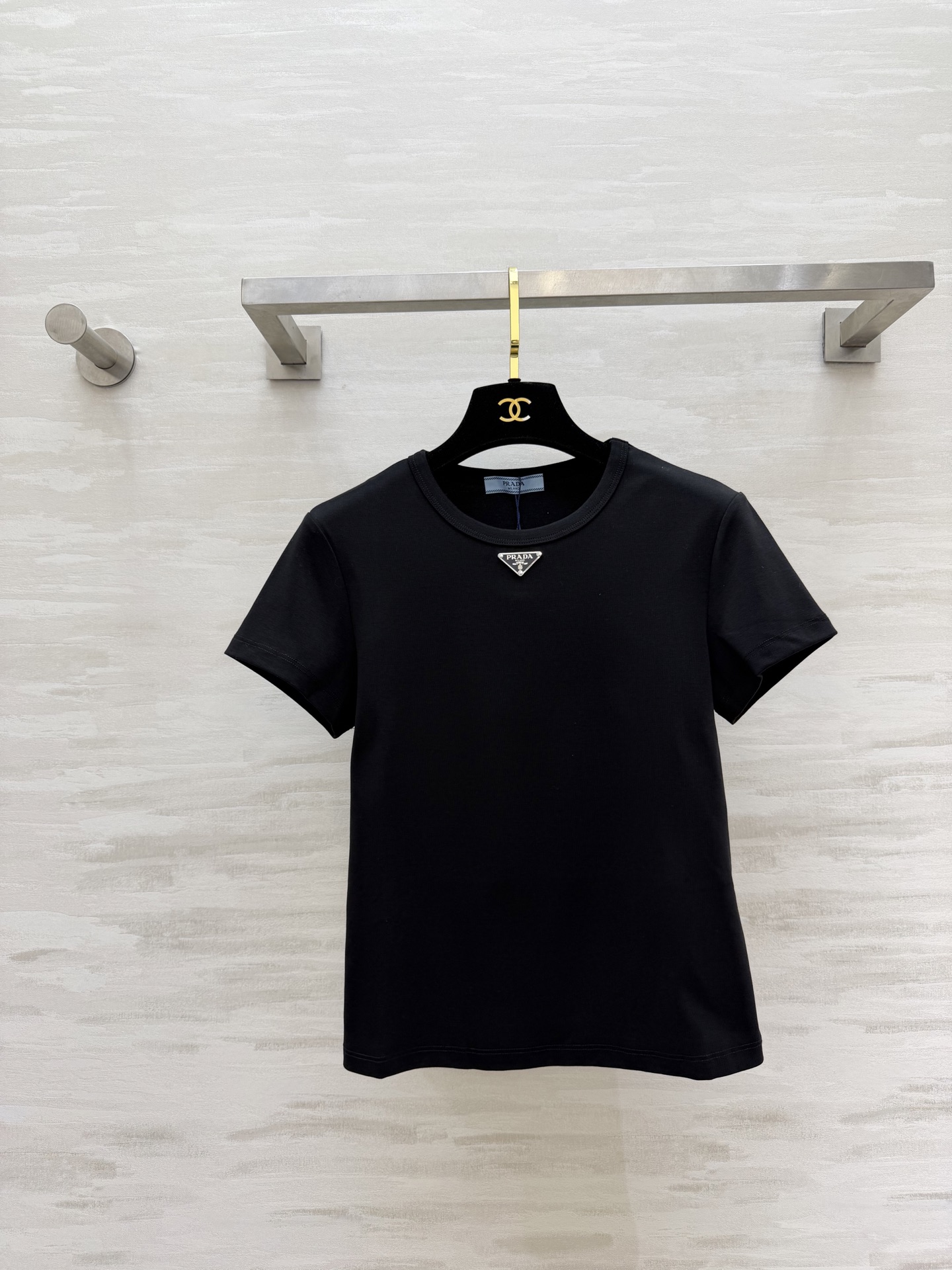 NO:782168,#Prad classic triangle logo short-sleeved T-shirt with a timeless sense of luxury. This basic style really embodies 'low-key luxury'. The classic pure black round-neck version does not matter your body shape or age!  The iconic metal triangle logo on the chest is instantly recognizable. It is simple to the extreme but has its own noble buff!  High-quality customization, available in stock now, size 36/38/40 (shoulder width 37, bust 80, length 52 for size 36), Prada-clothing, prada, prada, T-shirt, tees, t-shirt,19860909#Prad经典三角标短袖T恤 永不过时的高级感 这件基础款真的把「低调奢华」玩明白了经典纯黑圆领版型 不挑身材不挑年龄！胸口标志性金属三角标 一眼就是辨识度拉满 简约到极致 却自带贵气buff！高品质定制 现货首发size36/38/40（36码肩宽37,胸围80,衣长52）,普拉达-服装,prada,prada,T-shirt,tees，t-shirt,,Women's clothing