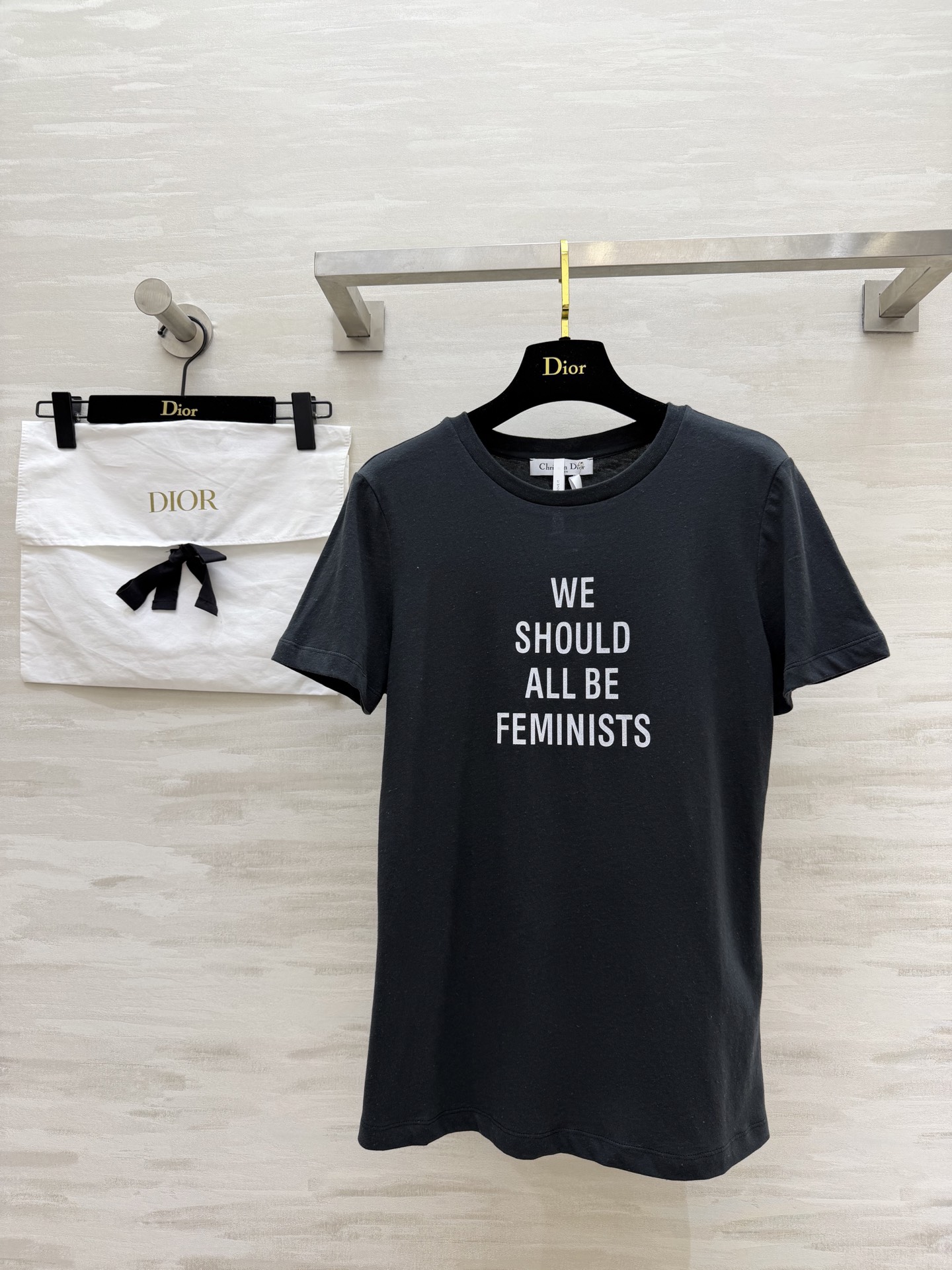 NO:782155,#Dioss Feminist Slogan T-shirt Attitude and appearance are both online. A fairy T-shirt with its own attitude. It wears a sense of luxury and female power on the body. It is in classic black and white. The slogan 'WE SHOULD ALL BE FEMINISTS' is printed on the chest!  Simple yet powerful, low-key and full of attitude!  High-quality customization, available in stock first size 36/38/40 (36 size bust 90, length 63), Dior-clothing, dior, dior, tees, t-shirt,19860909#Dioss女权标语T恤 态度与颜值双在线 一件自带态度的神仙T恤 把高级感和女性力量穿在身上经典黑白两色 胸口「WE SHOULD ALL BE FEMINISTS」标语印花！简约又有力量 低调中满是态度感！高品质定制 现货首发size36/38/40（36码胸围90,衣长63）,迪奥-服装,dior,dior,tees，t-shirt,,Women's clothing