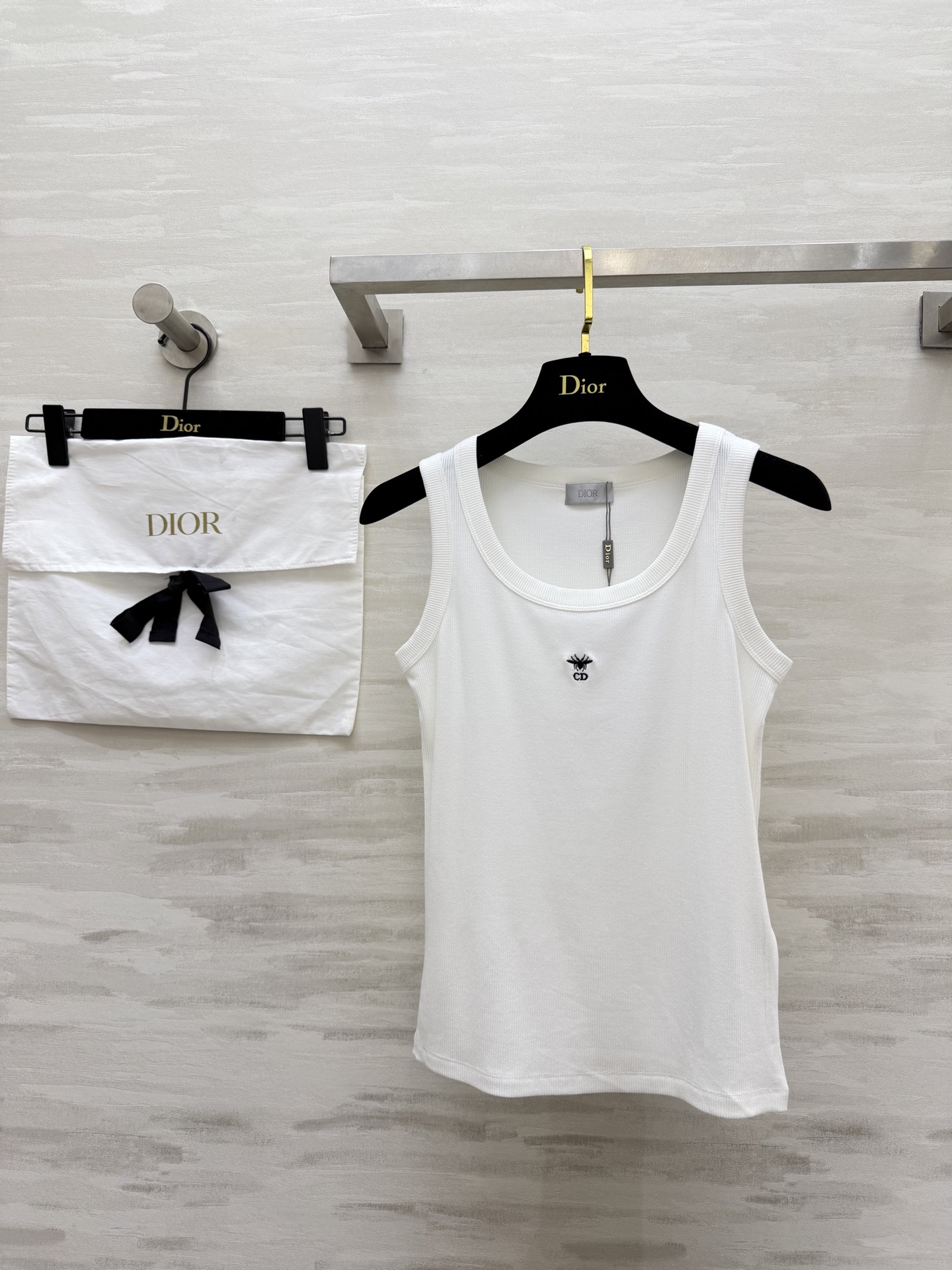 NO:782128,#DiossBee embroidery pitted vest｜A must-have item for your wardrobe. A fairy inner wear that has a sense of high-end welded onto your body. It comes in classic black and white with your eyes closed and will be your outfit for the whole year!  The ribbed cotton fabric comes with a slimming and slimming buff!  Exquisite bee CD embroidery on the chest, low-key yet noble. Simple U-neck design, perfect modification of shoulder and neck lines. High-quality customization. Available in stock first size S/M/L (), Dior-clothing, dior, dior,19860909#Dioss蜜蜂刺绣坑条背心｜衣柜刚需款 把高级感焊在身上的神仙内搭 闭眼入不踩雷经典黑白两色 承包你一整年的穿搭！坑条棉质面料 自带修身显瘦buff！胸口精致蜜蜂CD刺绣 低调又显贵气 简约U领设计 完美修饰肩颈线条 高品质定制 现货首发sizeS/M/L（）,迪奥-服装,dior,dior,,Women's clothing