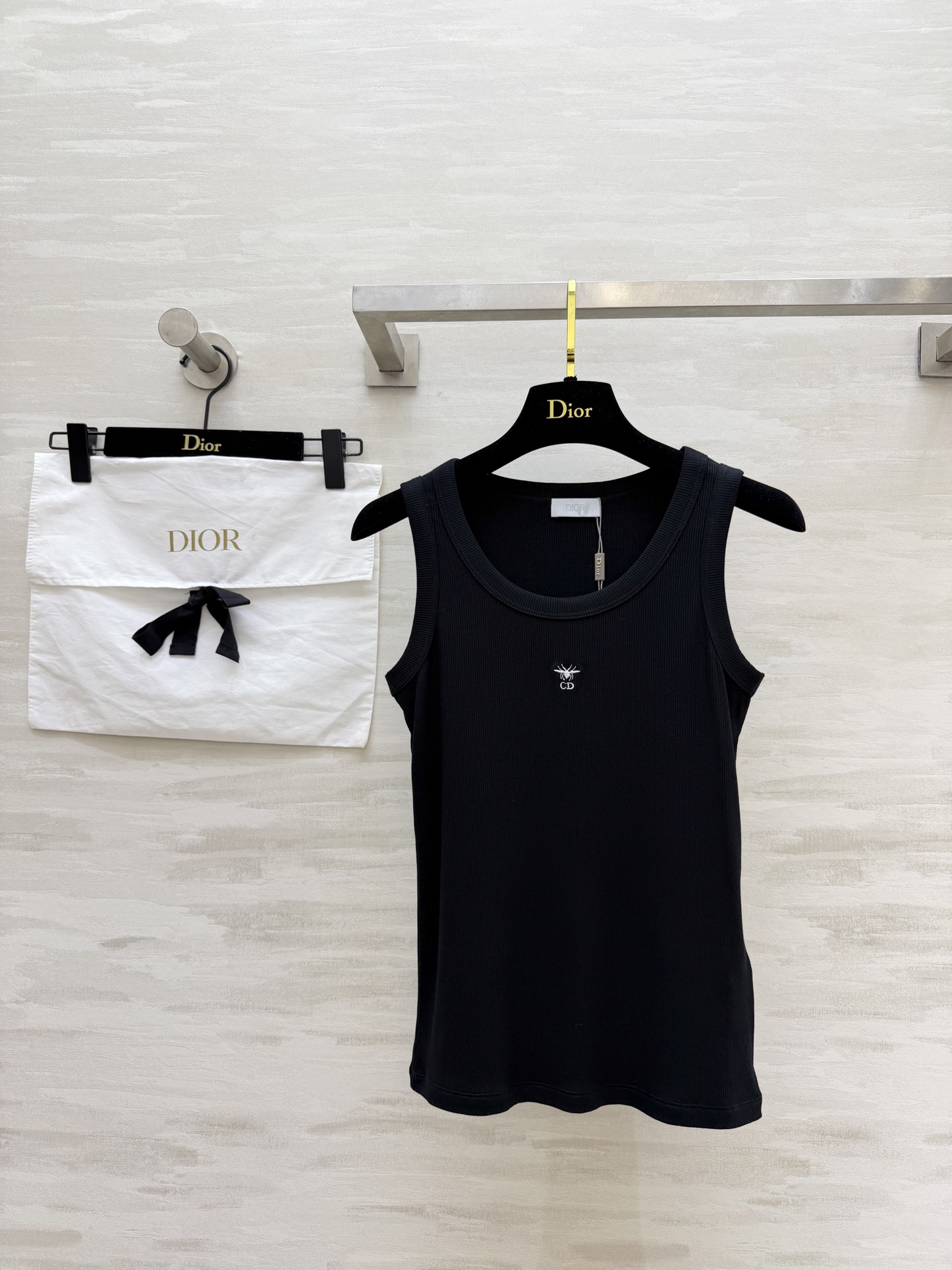 NO:782142,#DiossBee embroidery pitted vest｜A must-have item for your wardrobe. A fairy inner wear that has a sense of high-end welded onto your body. It comes in classic black and white with your eyes closed and will be your outfit for the whole year!  The ribbed cotton fabric comes with a slimming and slimming buff!  Exquisite bee CD embroidery on the chest, low-key yet noble. Simple U-neck design, perfect modification of shoulder and neck lines. High-quality customization. Available in stock first size S/M/L (), Dior-clothing, dior, dior,19860909#Dioss蜜蜂刺绣坑条背心｜衣柜刚需款 把高级感焊在身上的神仙内搭 闭眼入不踩雷经典黑白两色 承包你一整年的穿搭！坑条棉质面料 自带修身显瘦buff！胸口精致蜜蜂CD刺绣 低调又显贵气 简约U领设计 完美修饰肩颈线条 高品质定制 现货首发sizeS/M/L（）,迪奥-服装,dior,dior,,Women's clothing