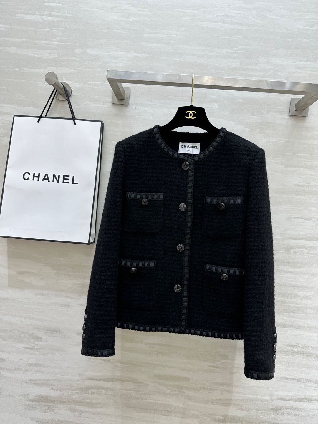 NO:782114,#Chane Medieval style wool soft tweed jacket, original custom woven wool soft tweed fabric, classic pocket, elegant lady, retro and high-end!  The molded custom double C letter logo buckle is full of sophistication. The three-dimensional tailoring version is very slimming on the upper body. High-quality customization. Available in stock first size 36/38/40/42/44 (shoulder width 36, bust 90, length 56), Chanel-clothing, chanel, chanel, jackets & coats,19860909#Chane中古系羊毛软花呢外套 原版定制编织羊毛软花呢面料 经典口袋气质名媛 复古高级！开模定制双C字母logo扣精致感拉满 立体剪裁版型上身非常显瘦 高品质定制 现货首发size36/38/40/42/44（36码肩宽36,胸围90,衣长56）,香奈儿-服装,chanel,chanel,jackets & coats,,Women's clothing