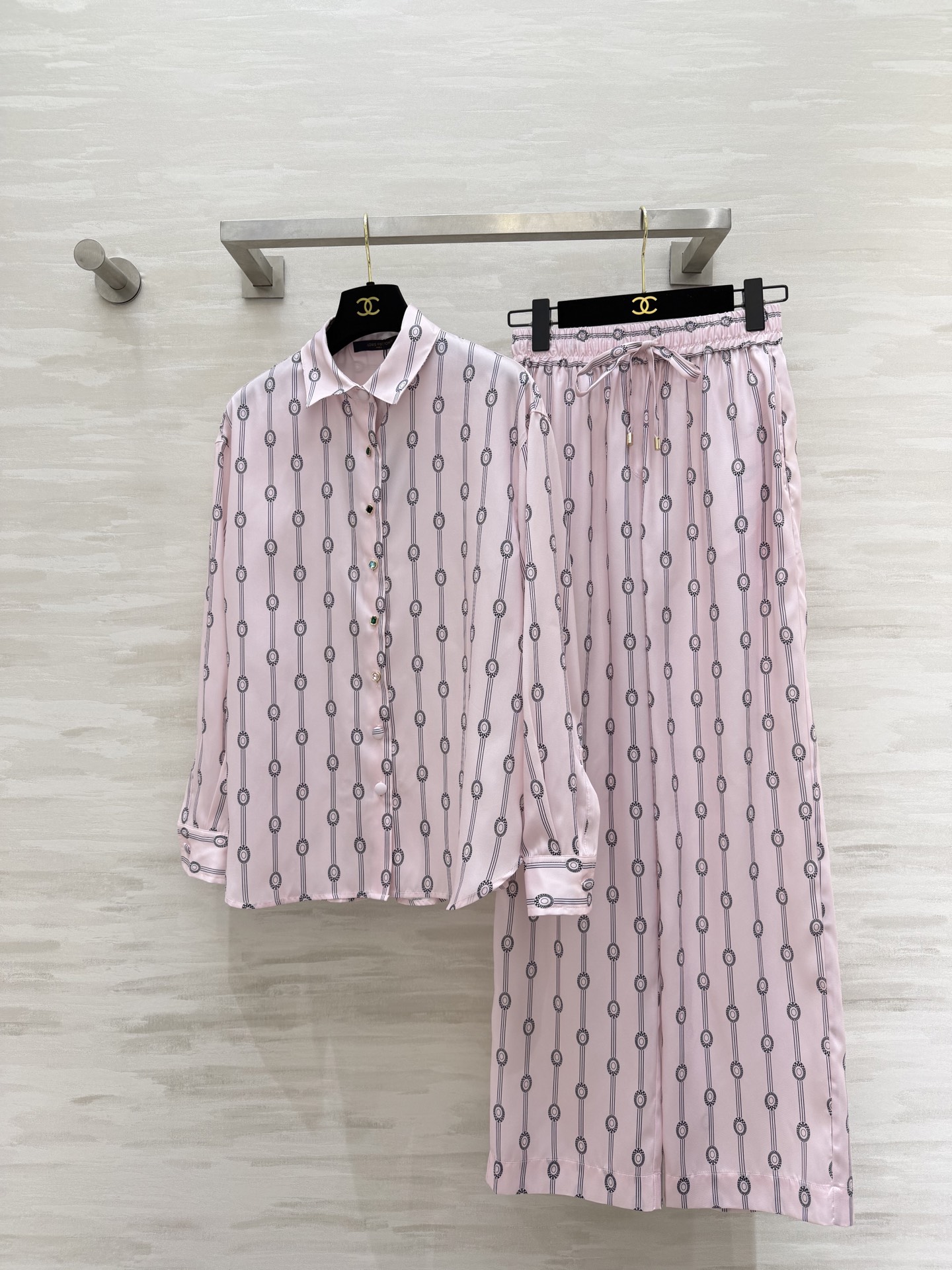 NO:782059,#Lvvvss pink tone chain print set, soft mist foundation color, retro chain print, welding elegance and gentleness together, the shirt has gem button details, full of sophistication!  Wearing it alone is also very elegant. The wide-leg pants of the same series have elastic waist + drawstring design, which hides the flesh and makes you look slimmer!  One set for commuting, dating, and vacation, and can be worn to the ceiling by lazy people!  High-quality customization, available in stock first size S/M/L (), Louis Vuitton-clothing, louis vuitton, louis vuitton, shirts,19860909#Lvvvss粉调链条印花套装 柔雾粉底色 复古链条印花 把贵气和温柔焊在了一起衬衫做了宝石扣细节 精致感拉满！单穿也超有气质 同系列阔腿裤 松紧腰+抽绳设计 藏肉显瘦一绝！通勤、约会、度假一套搞定,懒人穿搭天花板！高品质定制 现货首发sizeS/M/L（）,路易威登-服装,louis vuitton,louis vuitton,shirts,,Women's clothing