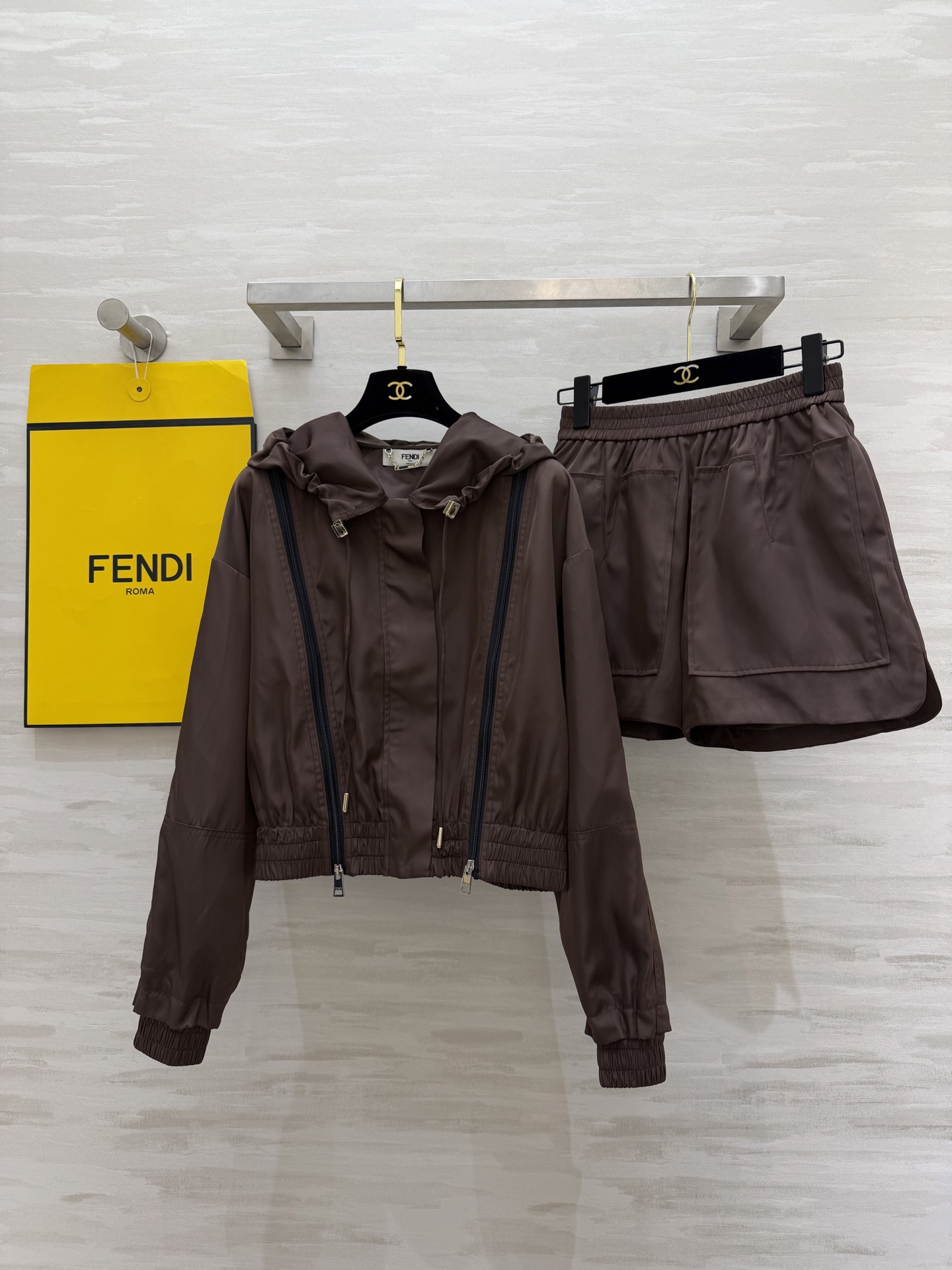 NO:782104,#FENDss limited chocolate brown hooded suit with Maillard color ceiling brings a sense of luxury to your body!  Low saturation chocolate brown makes the skin look whiter without picking at it!  Double zipper design cinches the waist and hem, changing the ratio in seconds. Casual shorts of the same color with a sweet and cool feel. Elastic waist + large pockets. A relaxed feeling when walking. The high-definition fabric has a full drape. It is breathable and not sweaty. It is perfect for commuting, going out, and dating in spring and summer!  When she puts it on, she looks like a noble heroine walking around, with full aura!  High quality customization, available in stock, sizeS/M/L (), Fendi-clothing, fendi, fendi, shorts, hats,19860909#FENDss限定 巧克力棕连帽套装 美拉德色系天花板 把高级感焊在身上！低饱和巧克力棕 不挑皮巨显白！双拉链设计收腰下摆 秒变三七分比例 甜酷感拉满c同色系休闲短裤 松紧腰+大口袋 走路带风的松弛感 高定面料垂坠感拉满,透气不闷汗,春夏穿刚刚好通勤、出街、约会一套搞定！穿上就是行走的贵气女主,气场全开！高品质定制 现货首发sizeS/M/L（）,芬迪-服装,fendi,fendi,shorts,hats,,Women's clothing