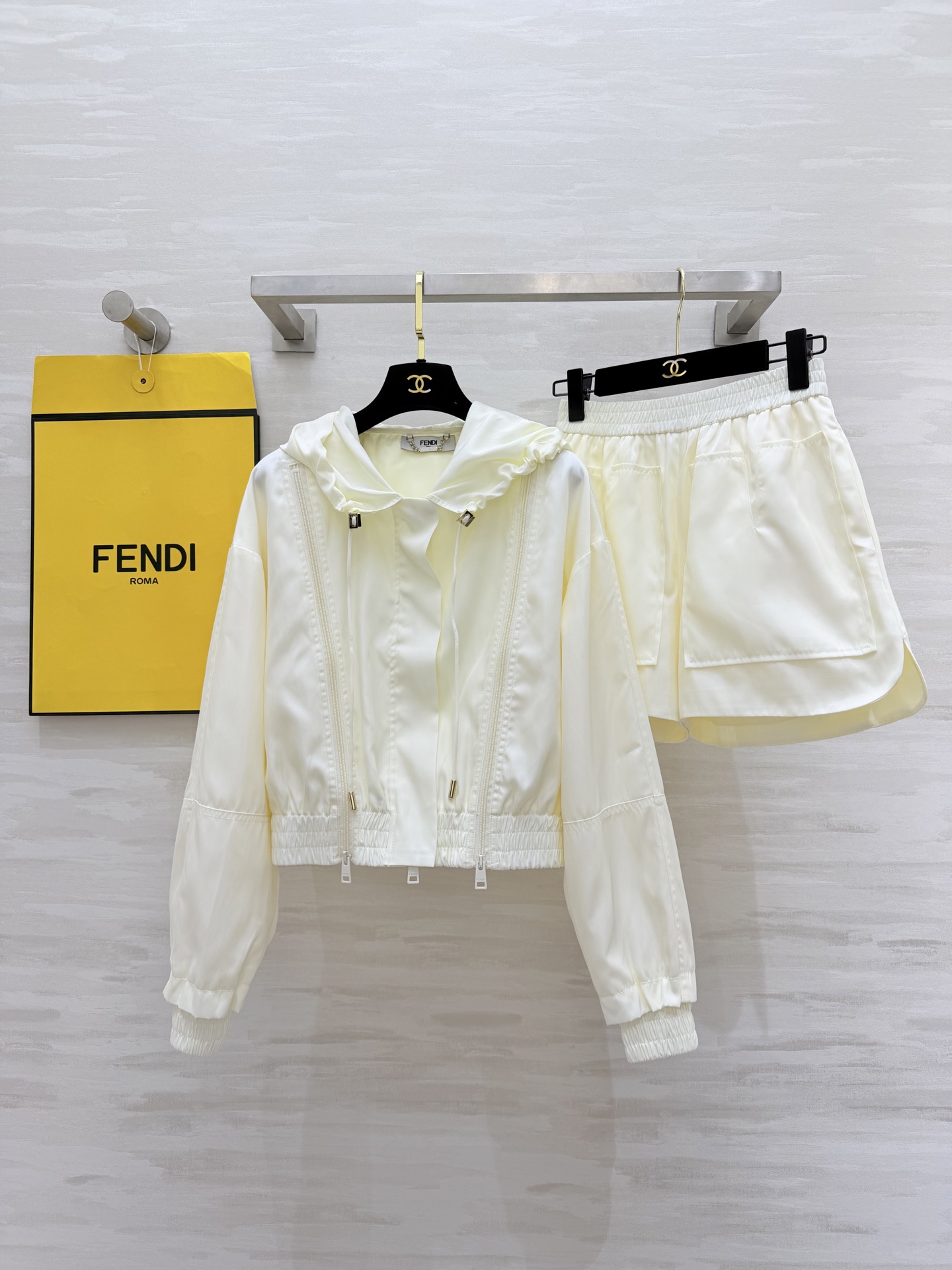 NO:782118,#FENDss limited milk white hooded suit, milky white moonlight, welding a sense of luxury to the body!  Don’t pick your skin and show off your skin!  Double zipper design cinches the waist and hem, changing the ratio in seconds. Casual shorts of the same color with a sweet and cool feel. Elastic waist + large pockets. A relaxed feeling when walking. The high-definition fabric has a full drape. It is breathable and not sweaty. It is perfect for commuting, going out, and dating in spring and summer!  When she puts it on, she looks like a noble heroine walking around, with full aura!  High quality customization, available in stock, sizeS/M/L (), Fendi-clothing, fendi, fendi, shorts, hats,19860909#FENDss限定 奶白连帽套装 奶呼呼白月光 把高级感焊在身上！不挑皮巨显白！双拉链设计收腰下摆 秒变三七分比例 甜酷感拉满c同色系休闲短裤 松紧腰+大口袋 走路带风的松弛感 高定面料垂坠感拉满,透气不闷汗,春夏穿刚刚好通勤、出街、约会一套搞定！穿上就是行走的贵气女主,气场全开！高品质定制 现货首发sizeS/M/L（）,芬迪-服装,fendi,fendi,shorts,hats,,Women's clothing