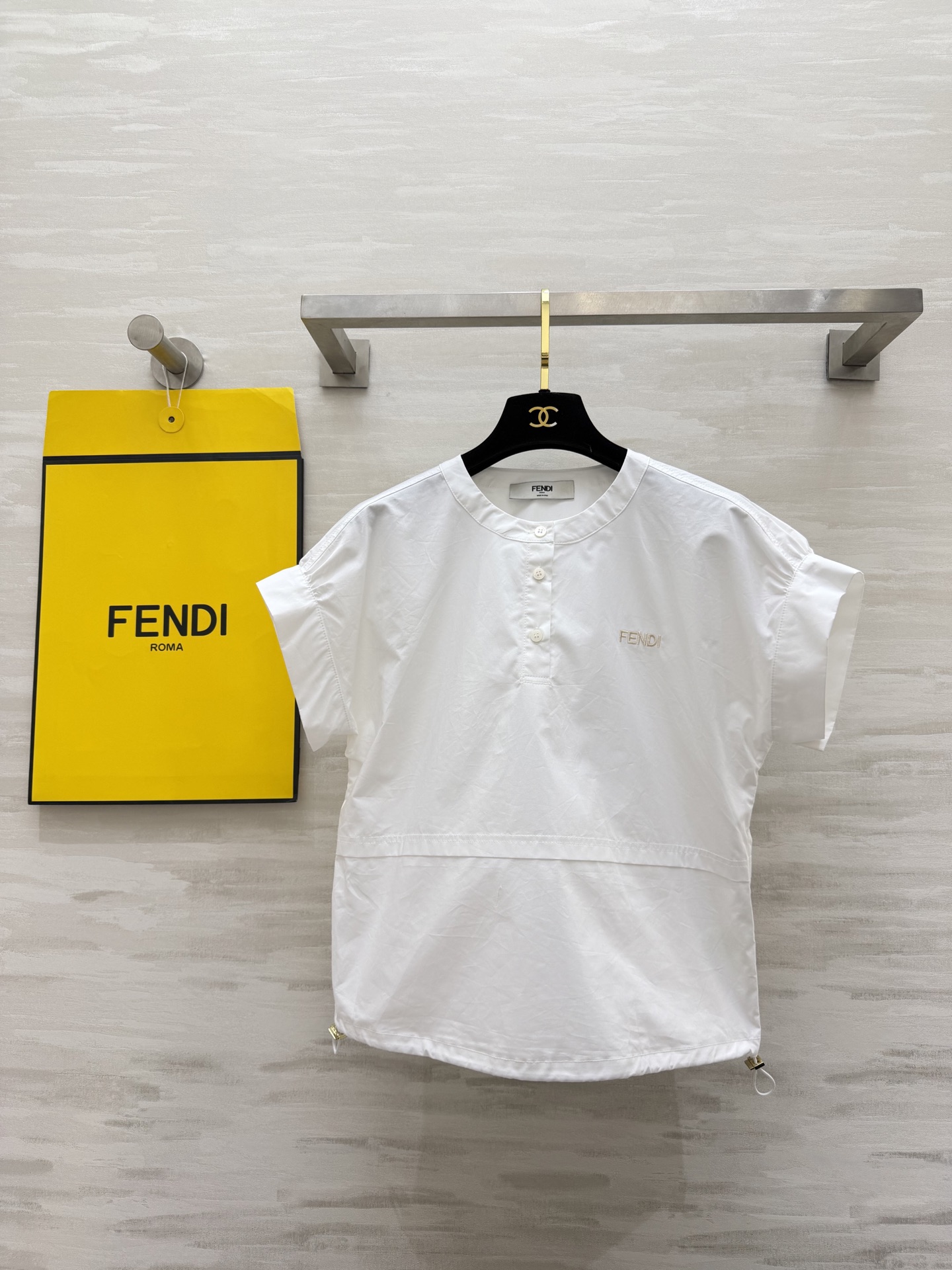 NO:798004,#FENDss minimalist white round-neck shirt brings a sense of luxury to your daily life. Pure milky white. Doesn’t show off your skin. Round neck and half placket design. Clean and slim. Modifies shoulder and neck lines. Exquisite logo embroidery on the left chest. Low-key and elegant. At first glance, high-end. Drawstring design on the hem. Can be loosened or tightened to change a variety of styles in seconds!  High-count cotton fabric is breathable and skin-friendly, making it refreshing to wear in spring and summer without getting sweaty!  High quality customization, available in stock first size S/M/L, fendi, shirts,19860909#FENDss极简白圆领衬衫 把高级感穿在日常里纯净奶白色 不挑皮巨显白 圆领半开襟设计 利落又显瘦 修饰肩颈线条 左胸精致logo刺绣 低调显贵 一眼高级 下摆抽绳设计 可松可紧秒变多种穿搭风格！高支棉面料 透气亲肤 春夏穿清爽不闷汗！高品质定制 现货首发sizeS/M/L,,fendi,shirts,,Women's clothing