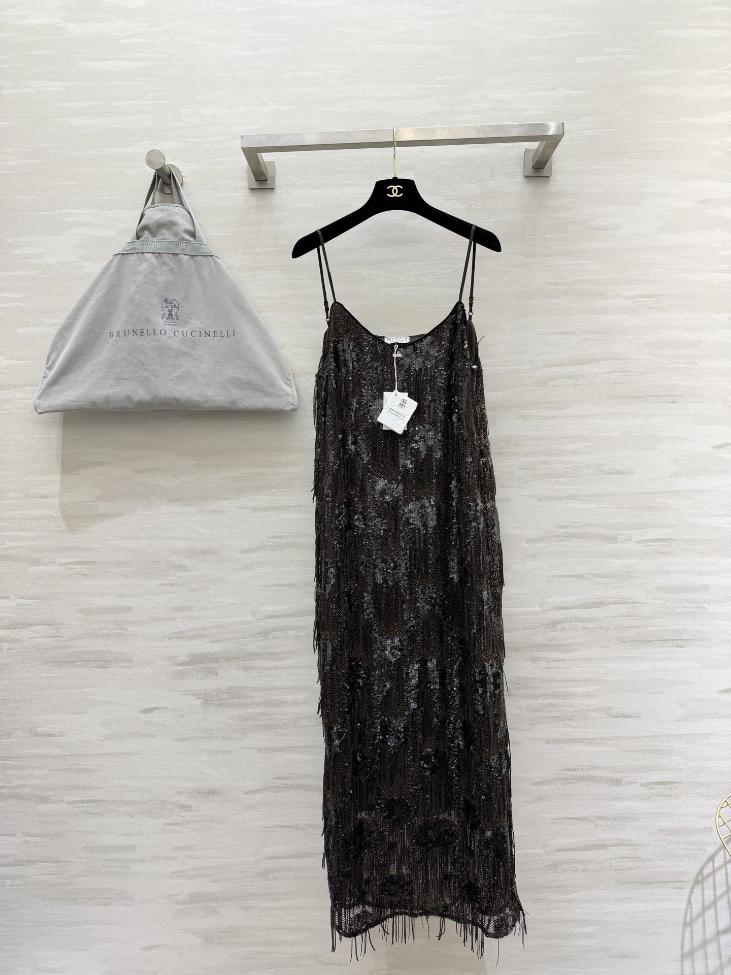 NO:778760,#Brunellocucinellss sequin tassel suspender skirt Heavy-duty dark brown background with spotlight effect. Gradient sequins. Low-key and elegant. Layers of tassels sway with your steps. Walking with a windy atmosphere. Fully adjustable spaghetti straps. Loose straight cut. Hiding flesh and showing a lazy and high-end sense. Luxurious texture. The upper body gives a sense of nobility when walking. High-quality customization. Ready for sale. Size S/M/L (), women's clothing, brunello  cucinelli,skirts,19860909#Brunellocucinellss亮片流苏吊带裙 自带聚光灯效果的重工款深棕底色 渐变亮片 低调又显贵 层层流苏随步伐摇曳 走路带风氛围感拉满可调节细肩带 宽松直筒剪裁 藏肉又显慵懒高级感 高奢质感 上身就是行走的贵气感 高品质定制 现货首发sizeS/M/L（）,女装,brunello cucinelli,skirts,,Women's clothing