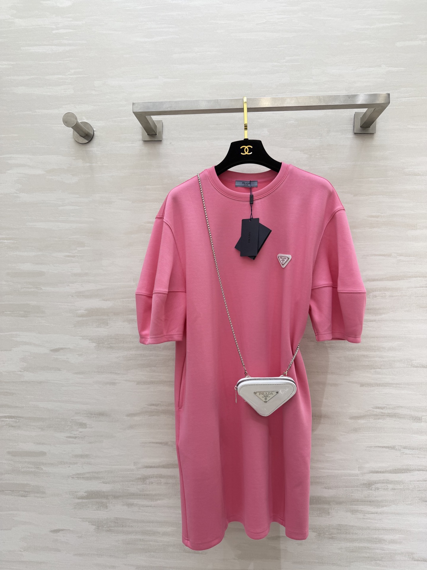 NO:778740,Hot style #Prad spring and summer new style Prada triangle logo casual dress is simple but not simple style. It is paired with a small letter triangle bag. It is high-end and exquisite. It looks so good in a casual skirt that looks ordinary. It is loose and friendly to all body types!  I really love this casual style!  High-quality customization available in stock sizes S/M/L (S size shoulder width 49, bust 110, length 85), Prada-clothing, prada, prada, skirts,19860909爆款 #Prad春夏新款 普拉达三角标休闲连衣裙简约又不简单风 搭配字母三角小包包 高级又精致 一条看着普通的休闲裙穿着太好看了 宽宽松松对各种身材都很友好！这种随意风真的很爱！高品质定制 现货来sizeS/M/L（S码肩宽49,胸围110,衣长85）,普拉达-服装,prada,prada,skirts,,Women's clothing