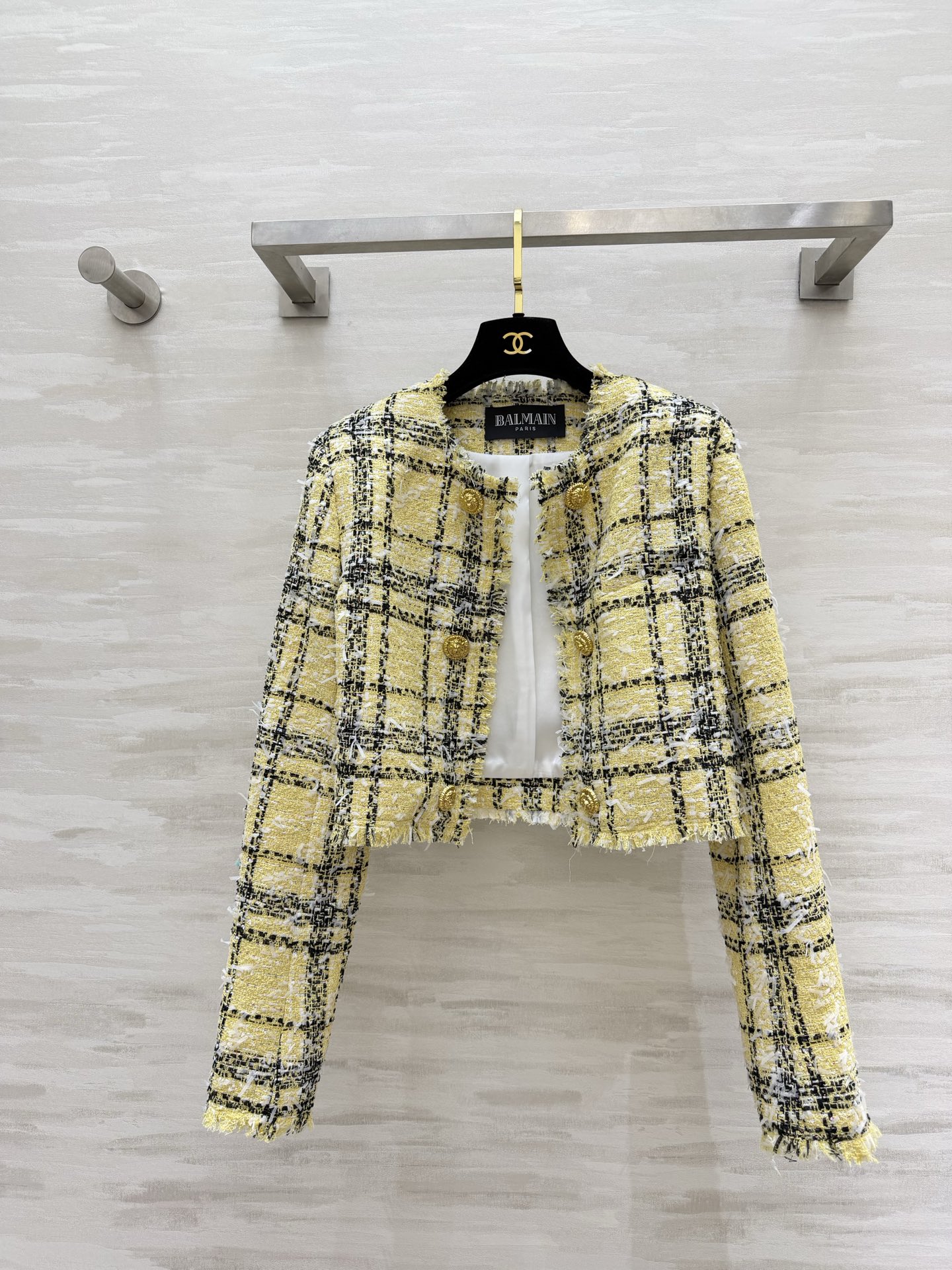 NO:778700,#Balmai Yellow and Black Plaid Short Jacket The creamy yellow plaid welds a sense of elegance onto the body with a creamy goose yellow base. The classic black plaid comes with a gentle filter. The raw edge tassel design adds a bit of casual relaxation. It doesn’t pick a style at all!  The short version shows huge proportions, and your legs will become 30-70 minutes long in seconds!  Exquisite gold buckles, crisp tweed fabrics, and a sense of detail make your upper body look like a wealthy daughter!  High-quality customization, available in stock first size S/M/L (S size bust 92, length 42), Balmain-clothing, balmain, balmain, jackets & coats,19860909#Balmai黄黑格纹短外套 奶黄格纹把贵气感焊在身上了奶fufu的鹅黄底 经典黑格纹 自带温柔滤镜 毛边流苏设计又添了几分随性松弛感 完全不挑风格！短款版型巨显比例 秒变三七分大长腿！精致金扣 挺括粗花呢面料 细节感拉满 上身就是富家千金既视感！高品质定制 现货首发sizeS/M/L（s码胸围92,衣长42）,巴尔曼-服装,balmain,balmain,jackets & coats,,Women's clothing